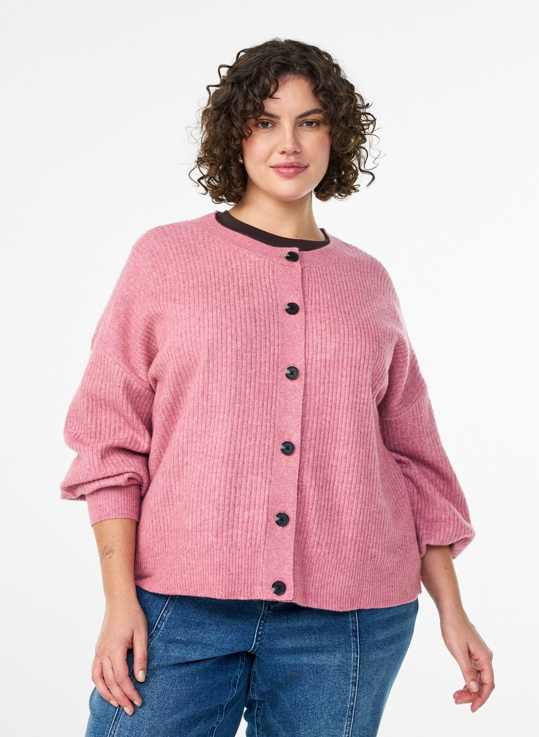 Rippenstrick Strickjacke mit Kn&ouml;pfen, Rot, Model