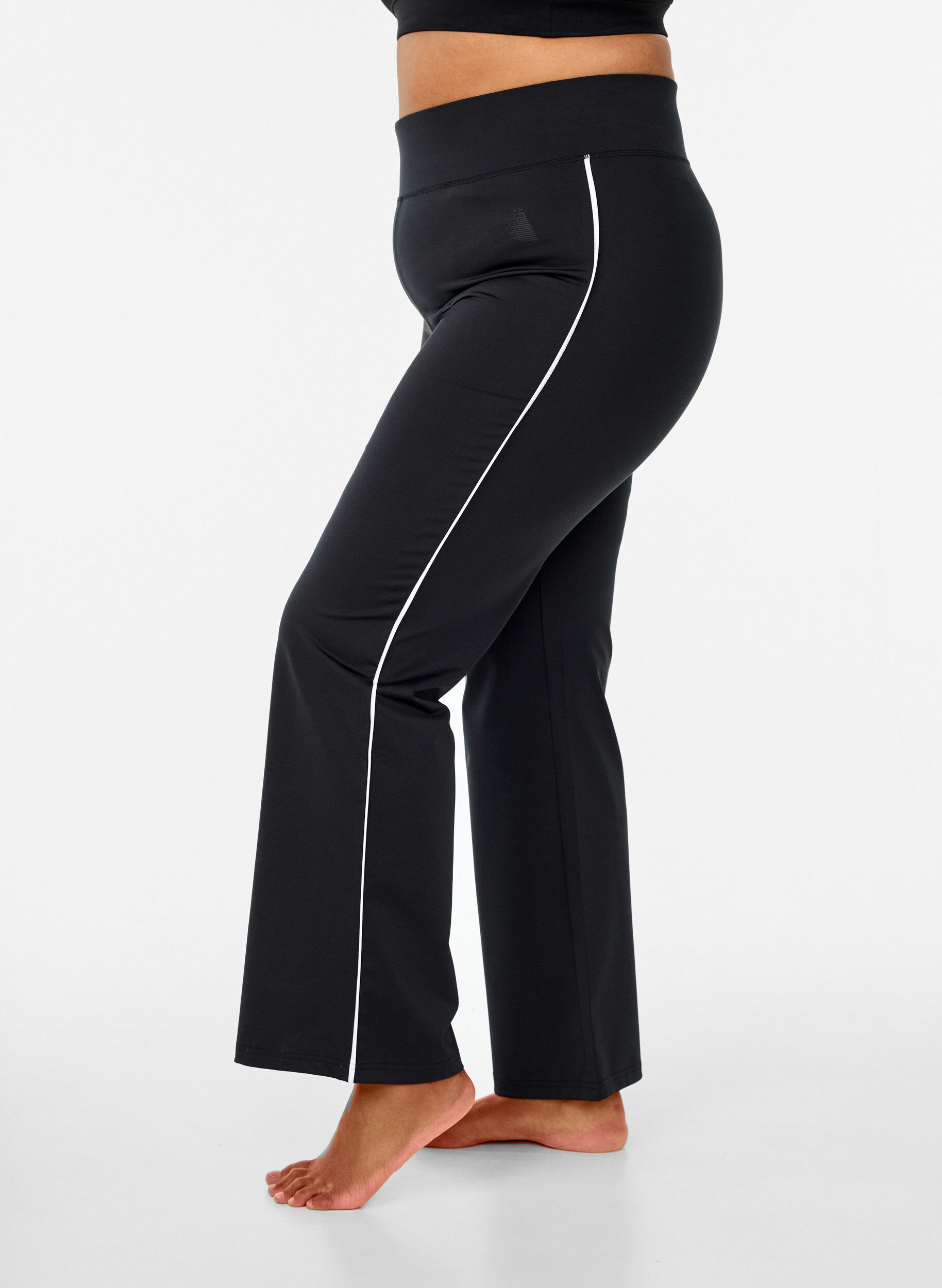Pantalon de sport &eacute;vas&eacute; avec liser&eacute; contrastant, Noir, Model