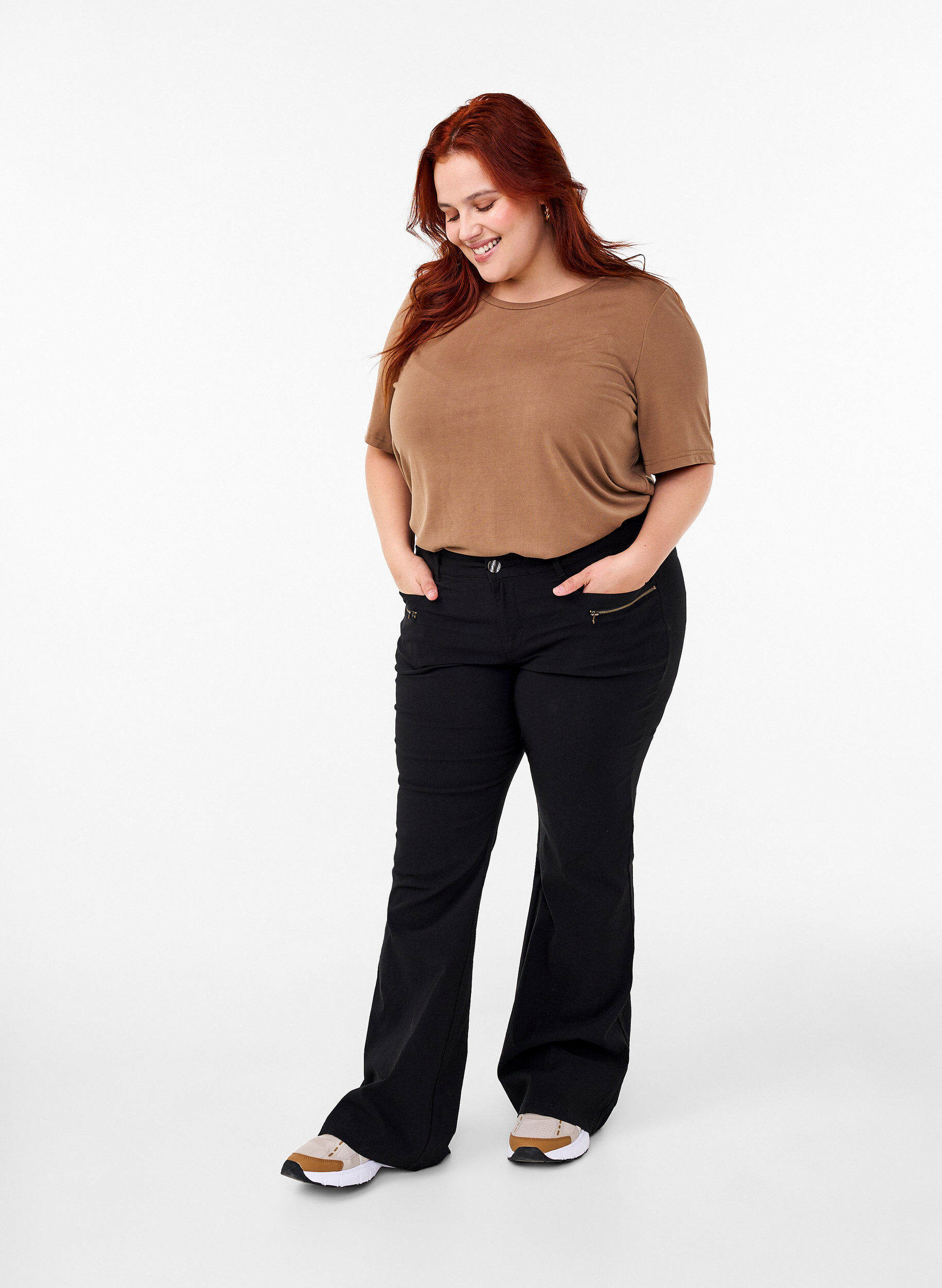 Zizzi T-Shirt aus TENCEL&trade; Modal mit Rundhalsausschnitt, Braun, Model image number 1