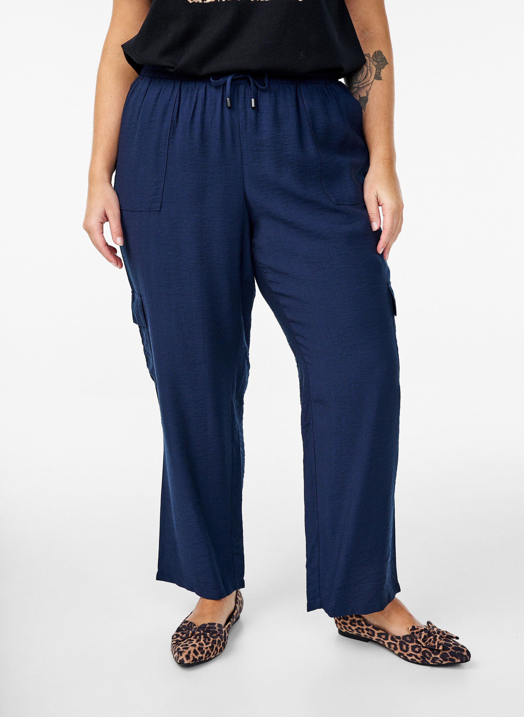 Zizzi Pantalon cargo taille haute, Bleu, Model image number 2