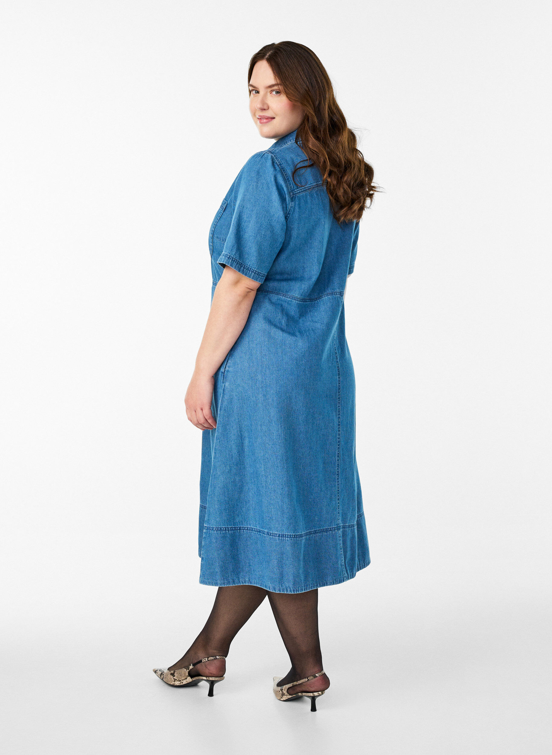 Zizzi Jeanshemdkleid mit kurzen &Auml;rmeln, Blau, Model image number 2