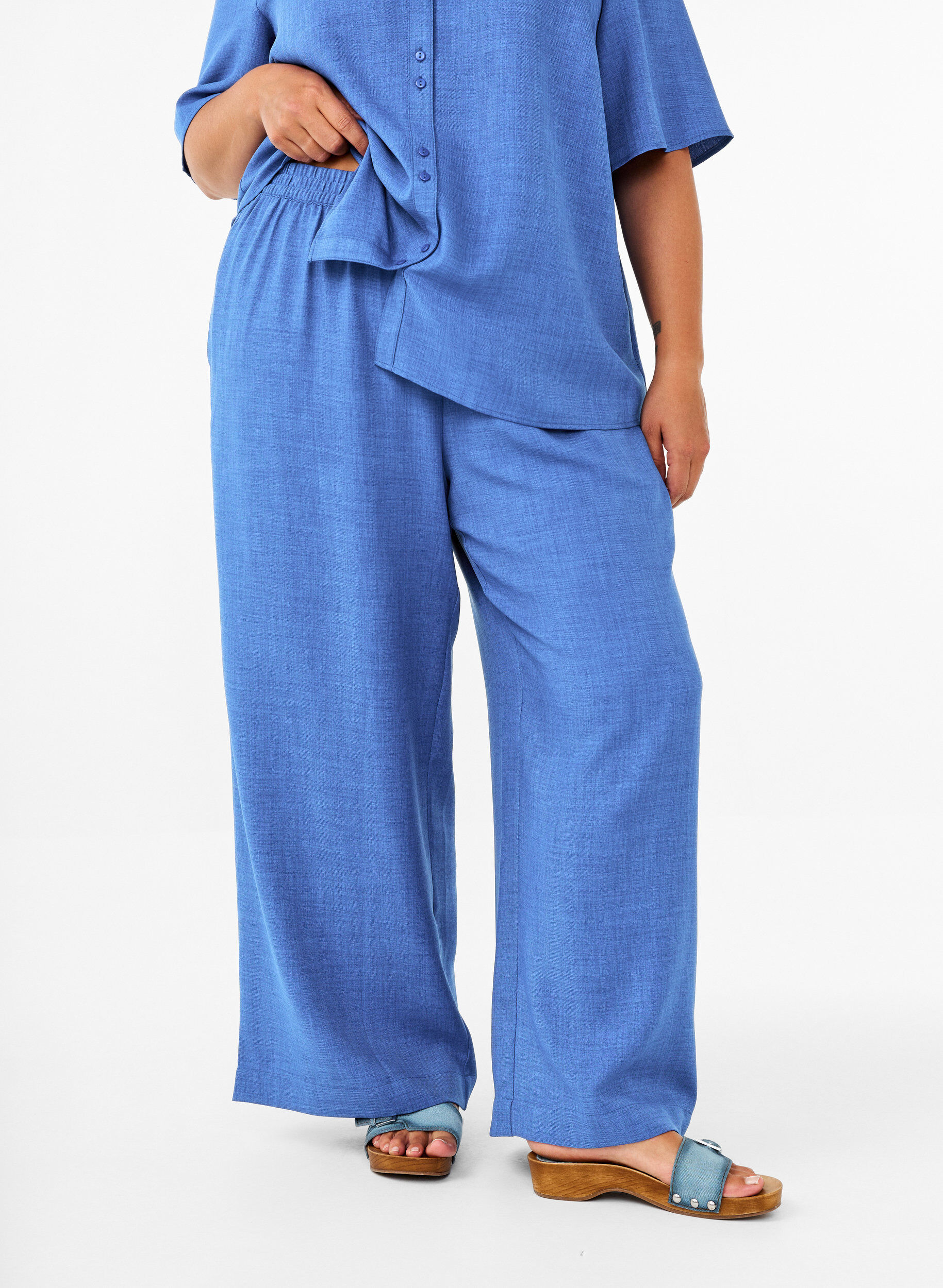 ZizziPantalon ample avec ceinture &eacute;lastique et poches, Bleu, Model image number 2