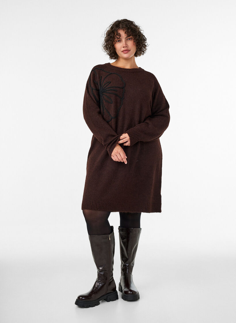 Robe pull avec grande fleur appliqu&eacute;e, Marron, Model image number 3