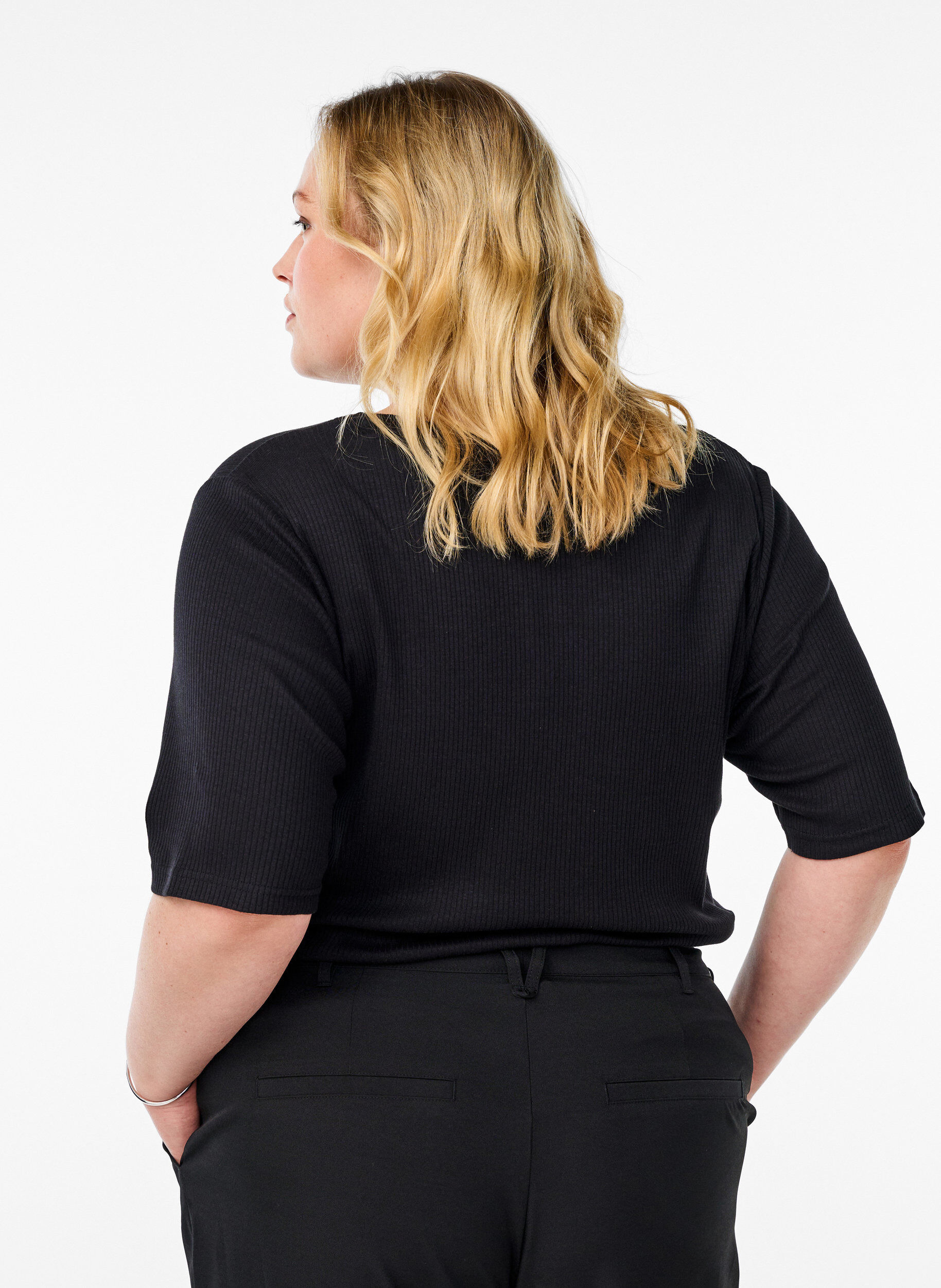 Zizzi Bluse aus geripptem Jersey mit kurzen &Auml;rmeln, Schwarz, Model image number 2