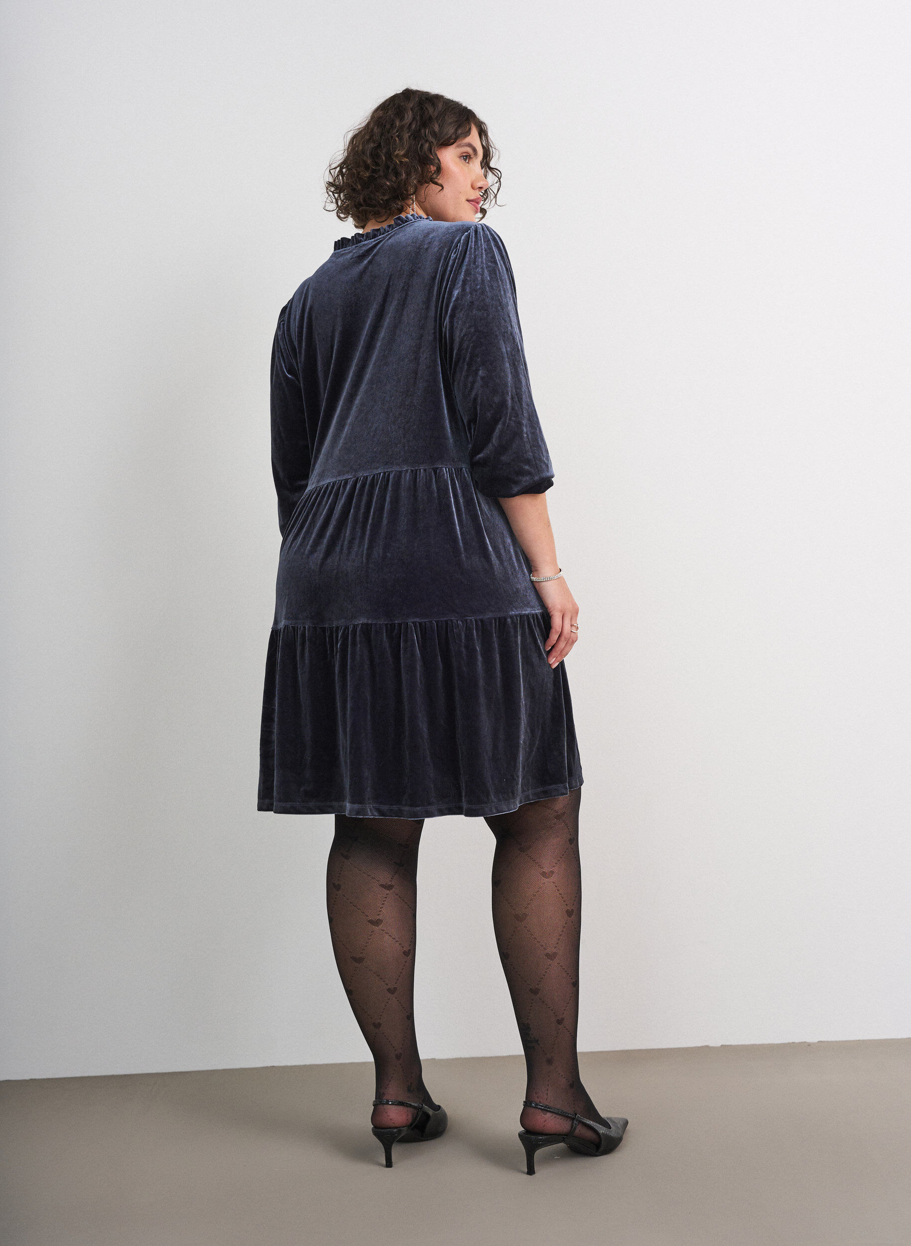 ZizziRobe courte en velours avec un col &agrave; volants et des manches longues, Bleu, Model image number 2