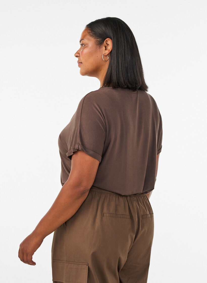 Basic T-Shirt aus Viskose mit V-Ausschnitt, Braun, Model image number 2