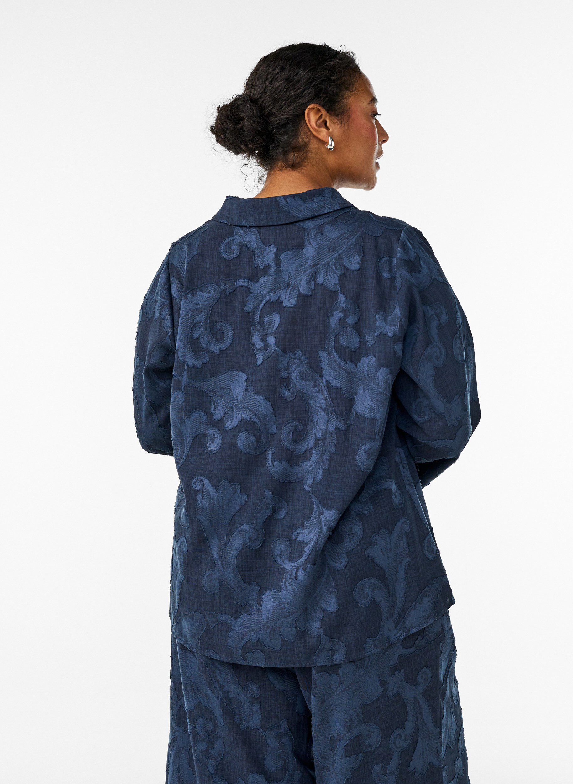 Zizzi Bluse mit gewebter Struktur und V-Ausschnitt, Blau, Model image number 2