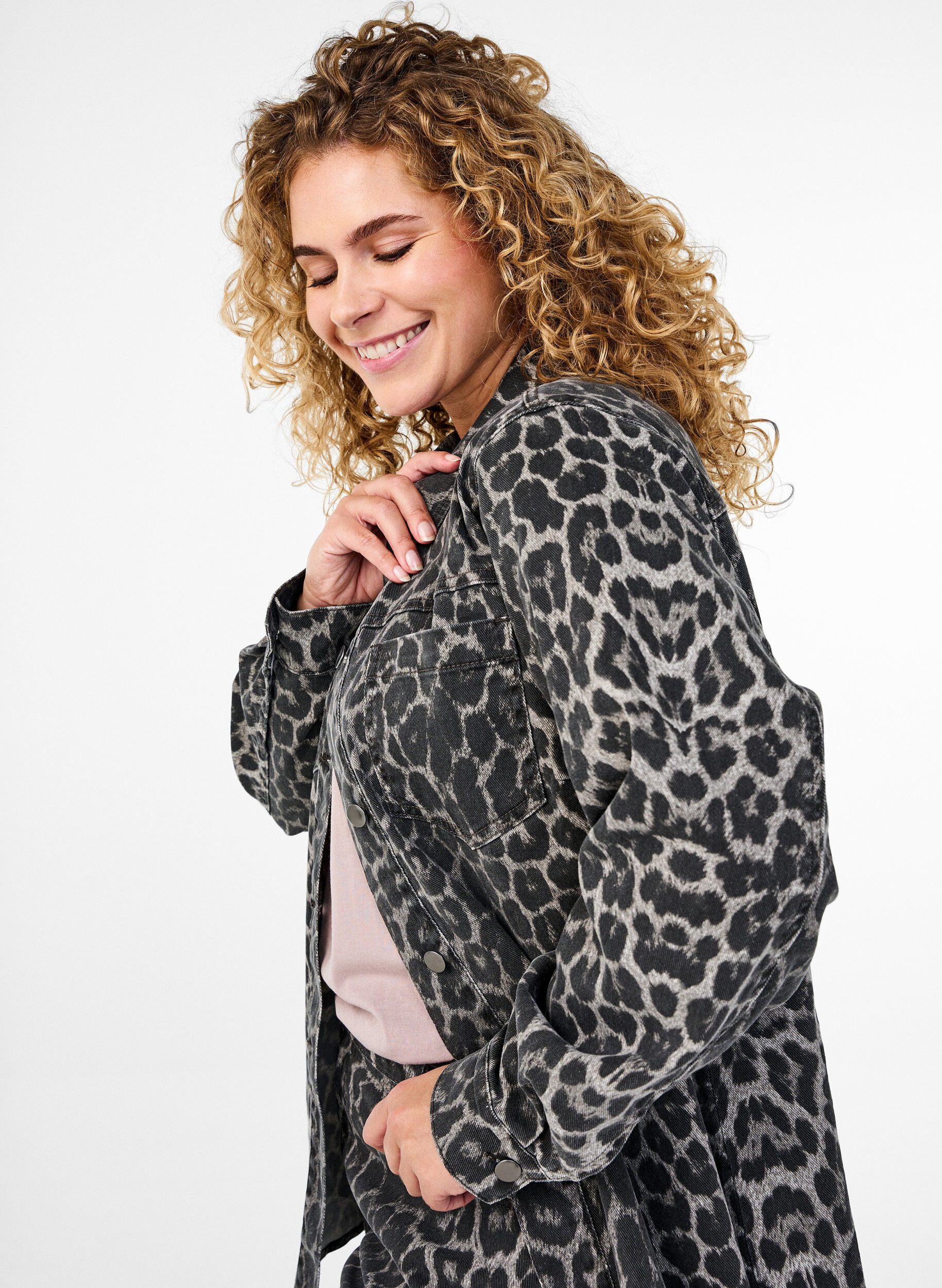 Zizzi Jeanshemd mit Leopardenmuster und Kn&ouml;pfen, Grau, Model image number 3
