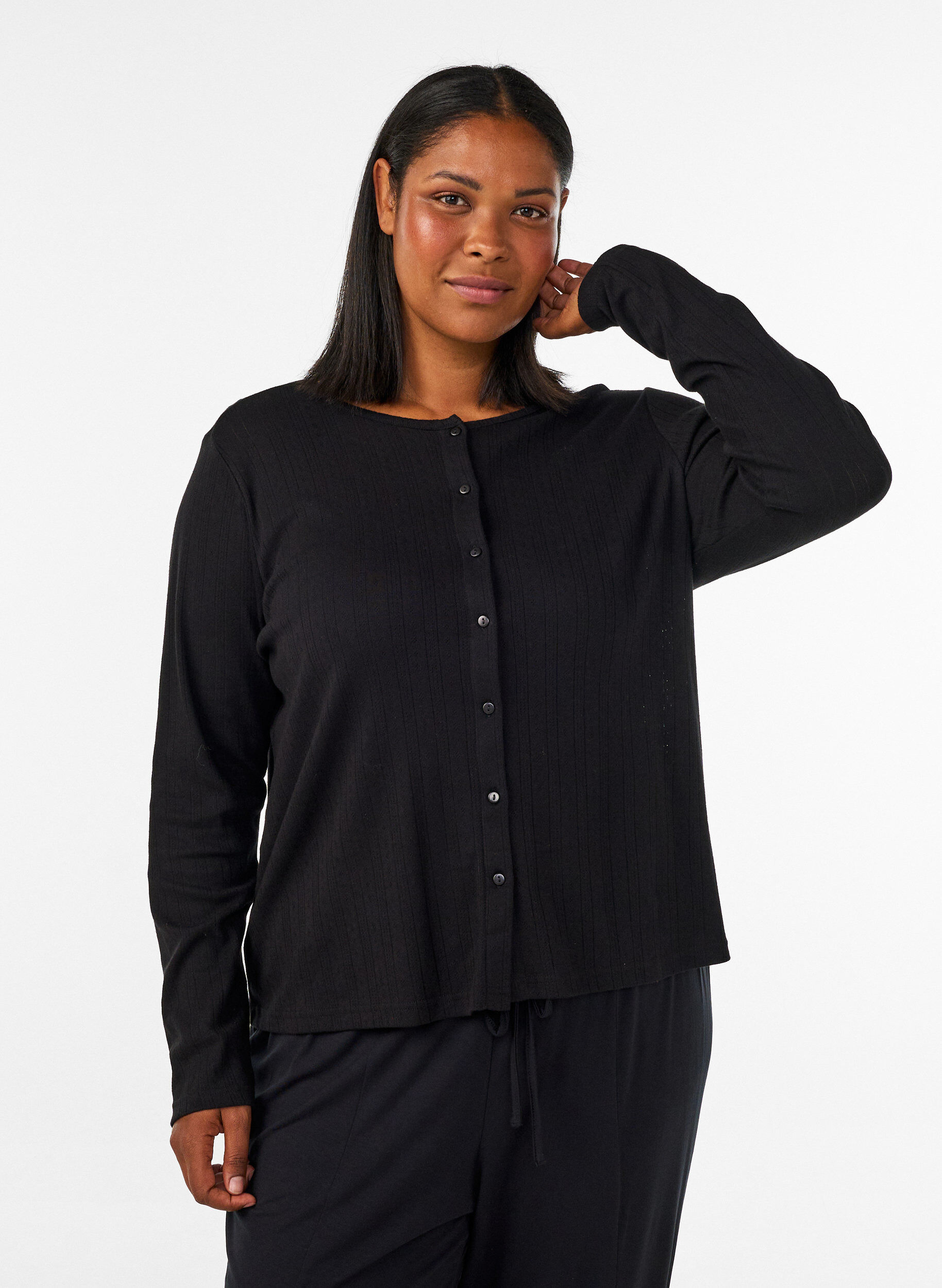 Strickjacke aus Bio-Baumwolle mit Lochstickerei, Schwarz, Model