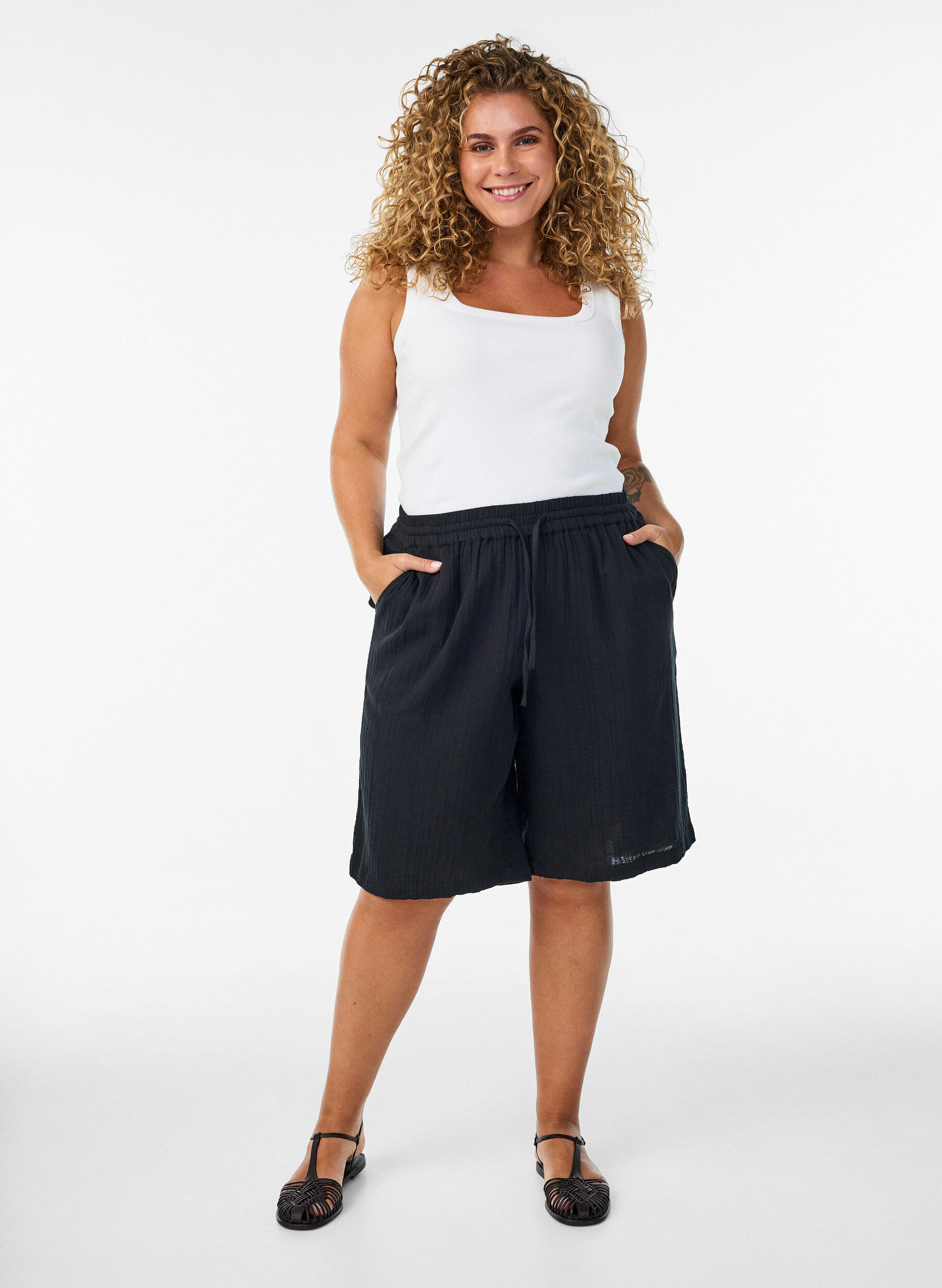 ZizziLockere Shorts aus Baumwollmusselin mit hoher Taille, Schwarz, Model image number 1