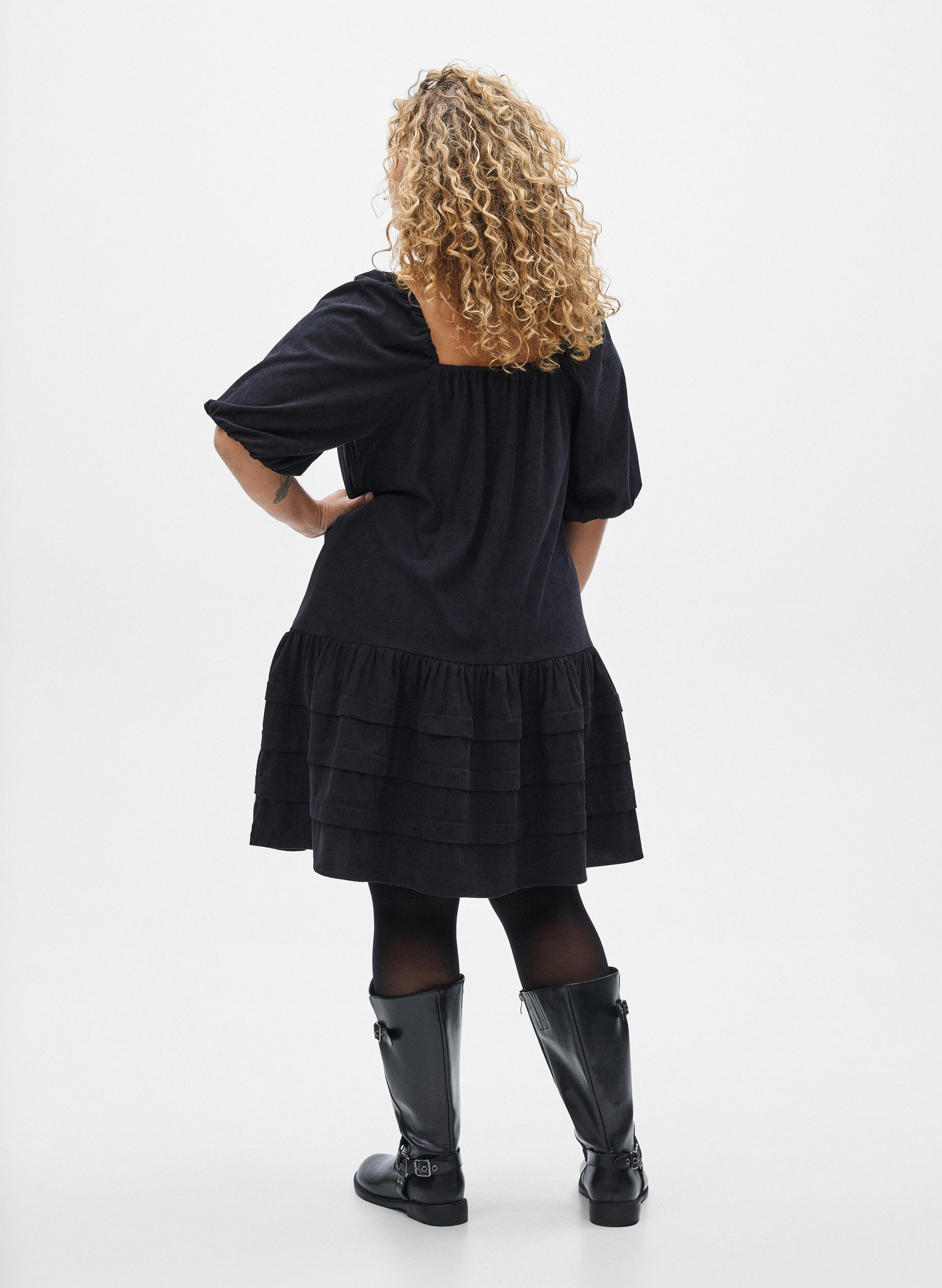 Zizzi Kurzes Cordkleid mit eckigem Ausschnitt, Schwarz, Model image number 2