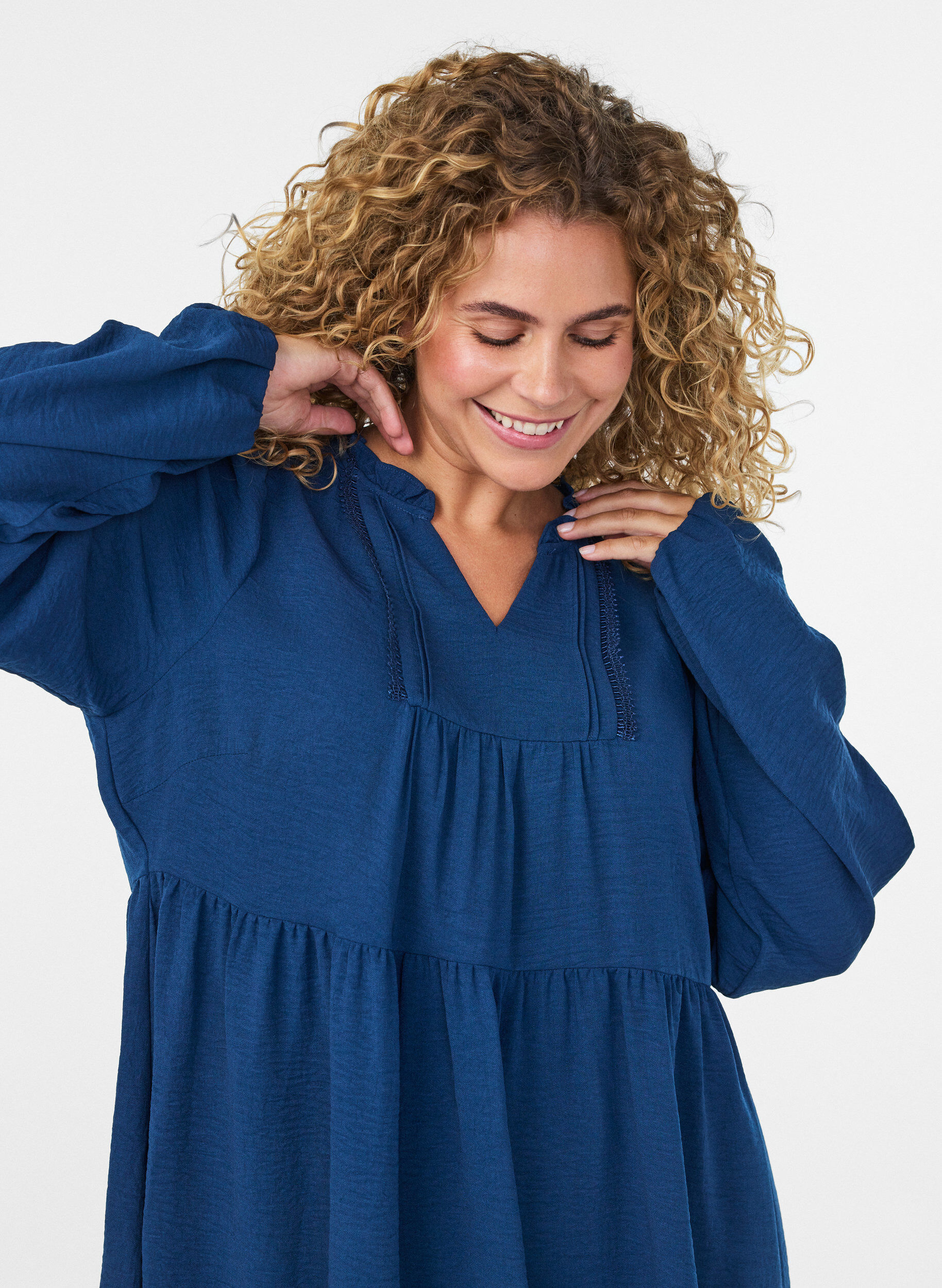 ZizziRobe coupe &eacute;vas&eacute;e avec une taille empire, Bleu, Model image number 3
