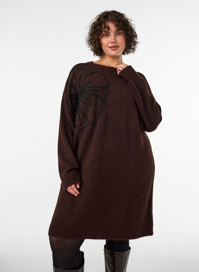 Robe pull avec grande fleur appliqu&eacute;e, Marron, Model image number 0
