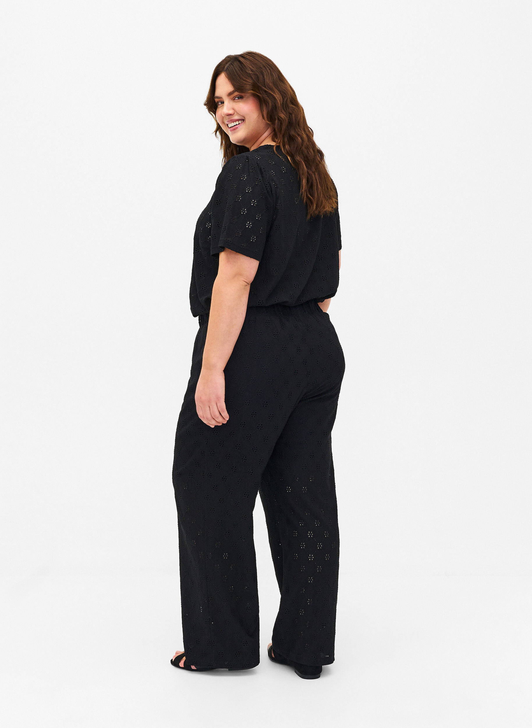 Zizzi Lockere Hose mit Lochmuster, Black, Model image number 1