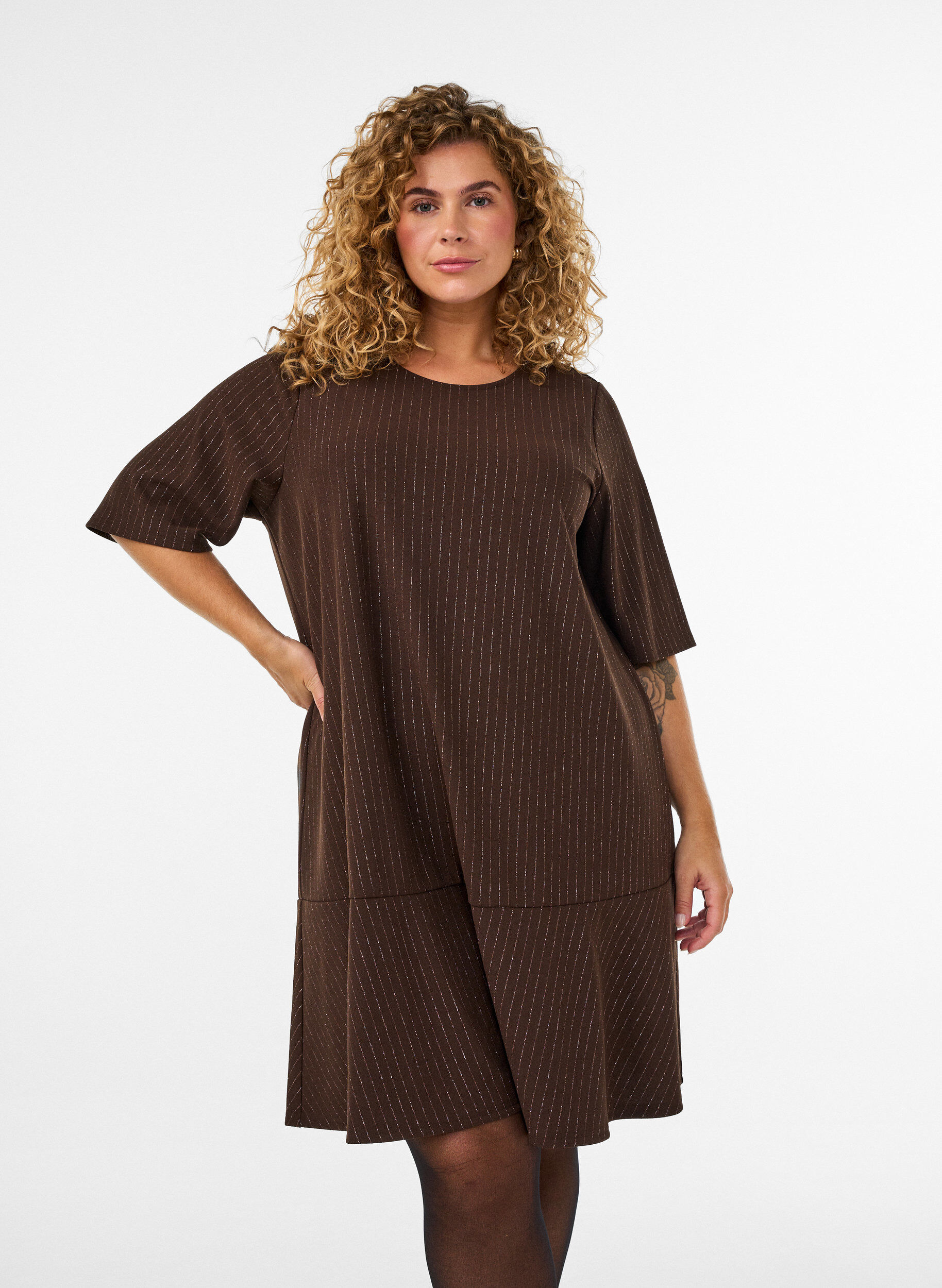 ZizziRobe courte coupe &eacute;vas&eacute;e avec des rayures paillet&eacute;es, Marron, Model image number 0