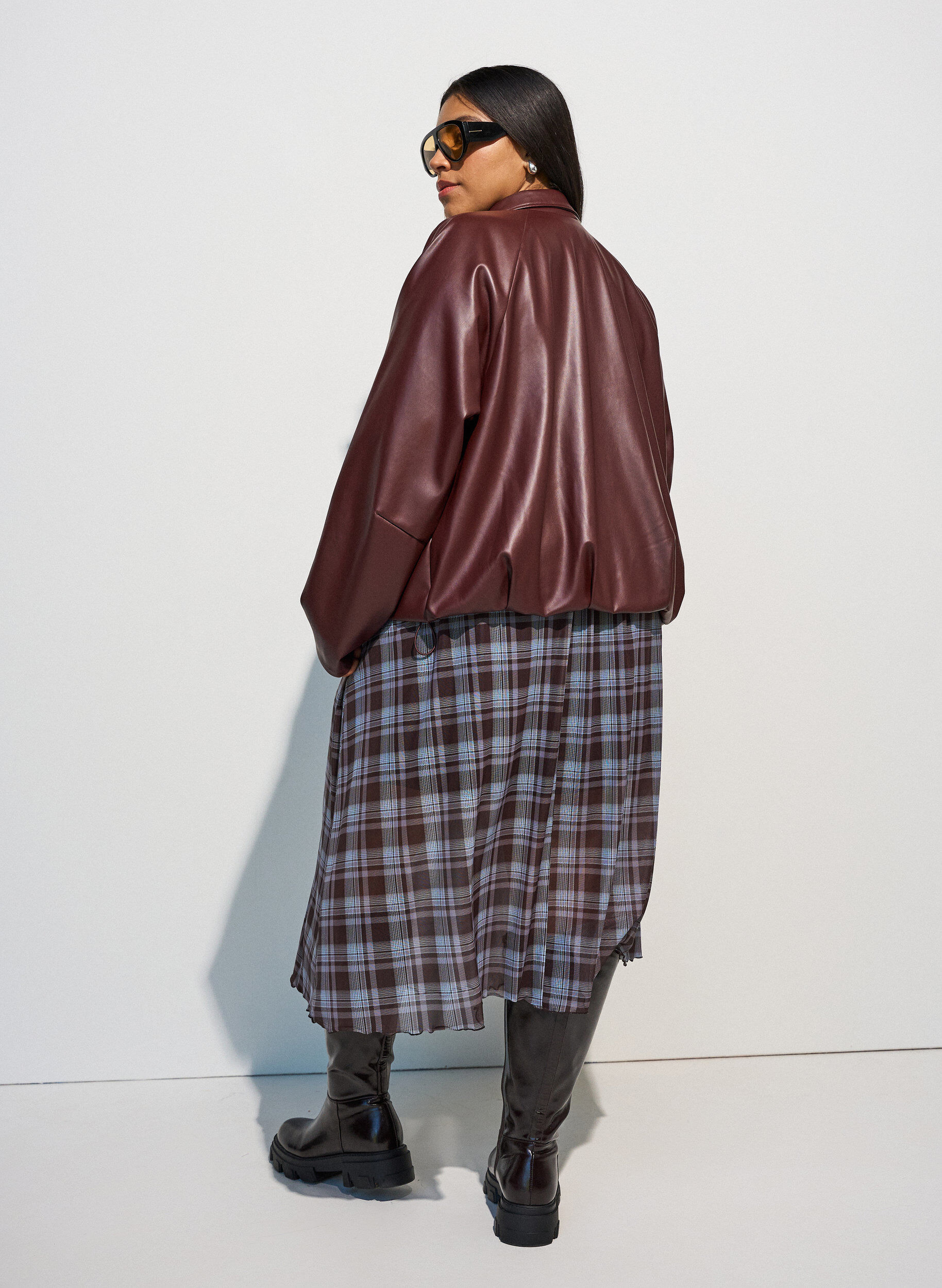 ZizziBomberjacke aus Kunstleder mit Tunnelzug am Saum, Braun, Model image number 2
