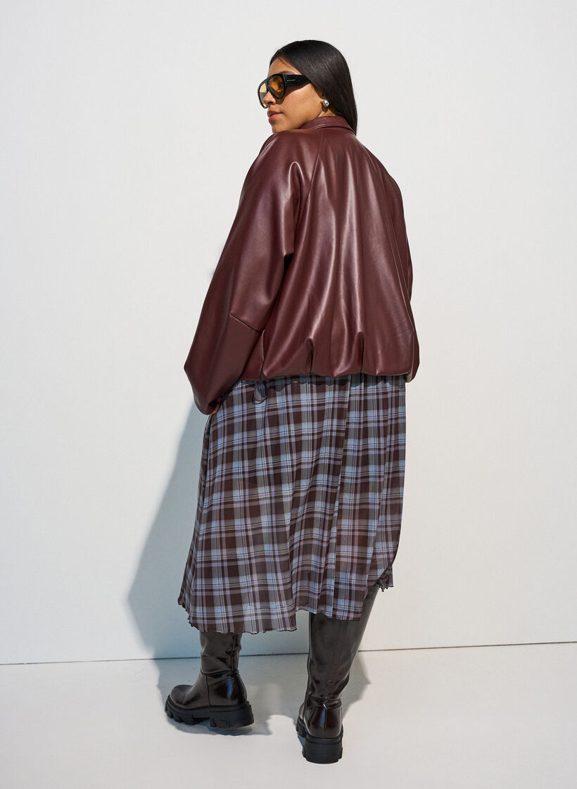 Bomberjacke aus Kunstleder mit Tunnelzug am Saum, Braun, Model