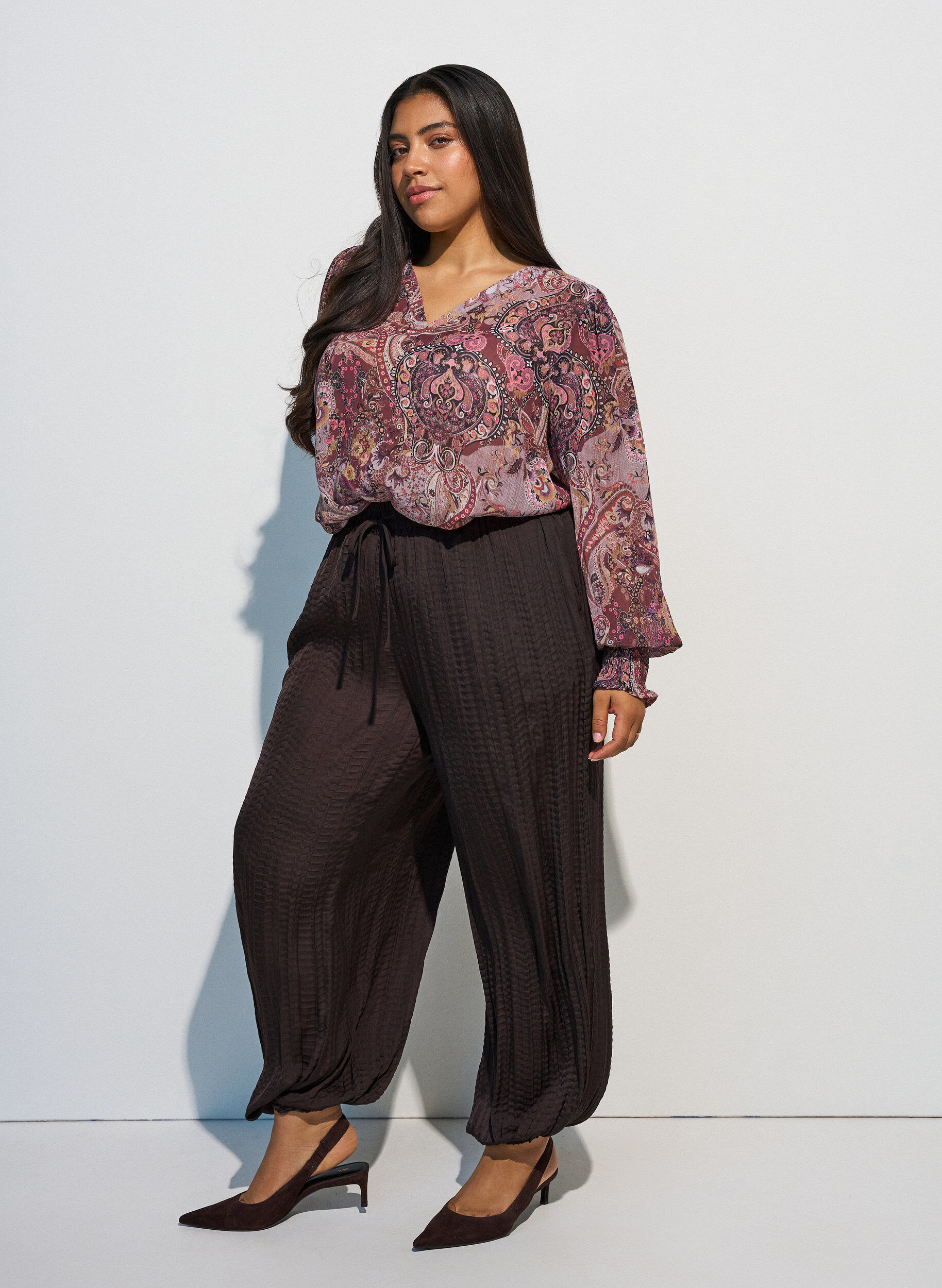 Pantalon ballon textur&eacute; avec ceinture &eacute;lastique, Marron, Model