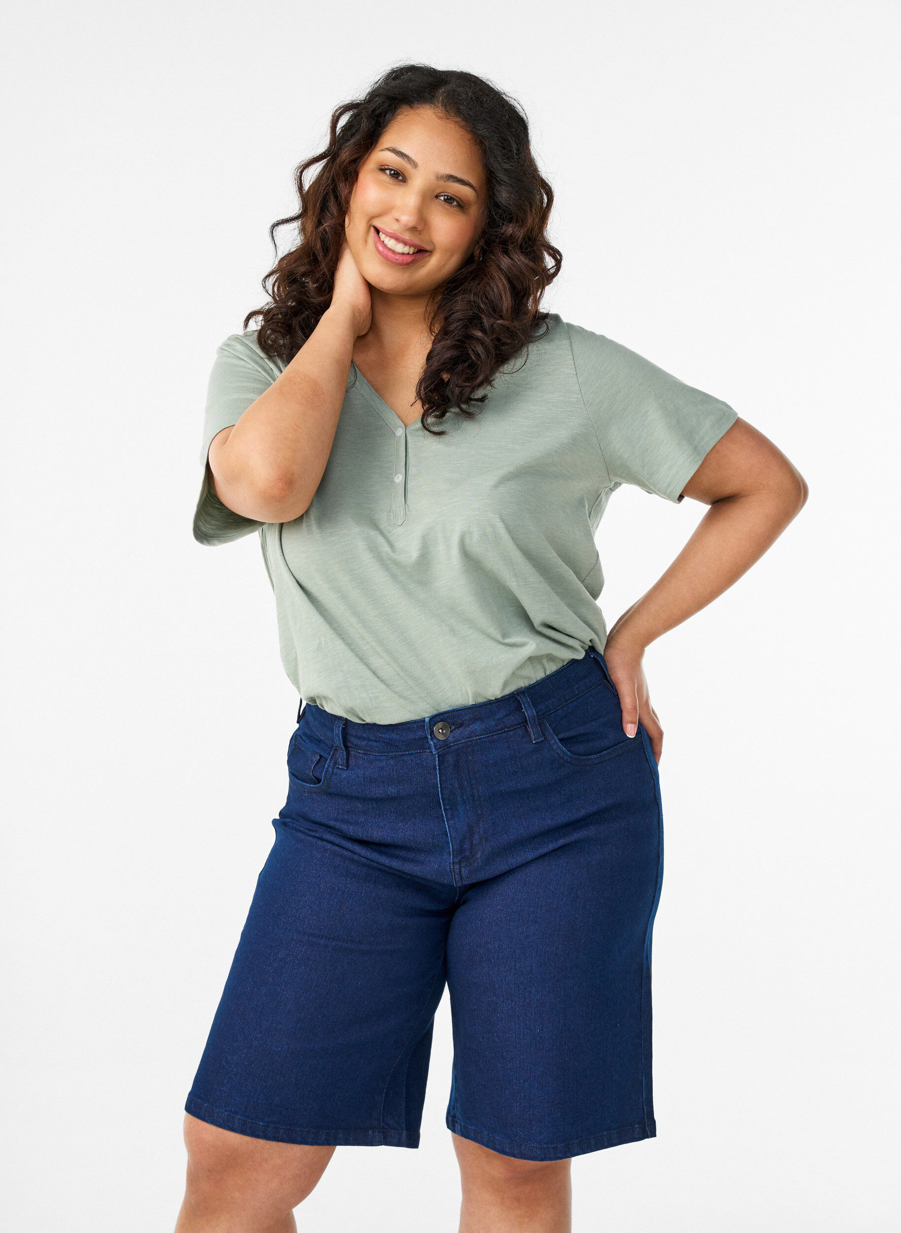 Zizzi Short en jean ample &agrave; taille haute, Bleu, Model image number 0