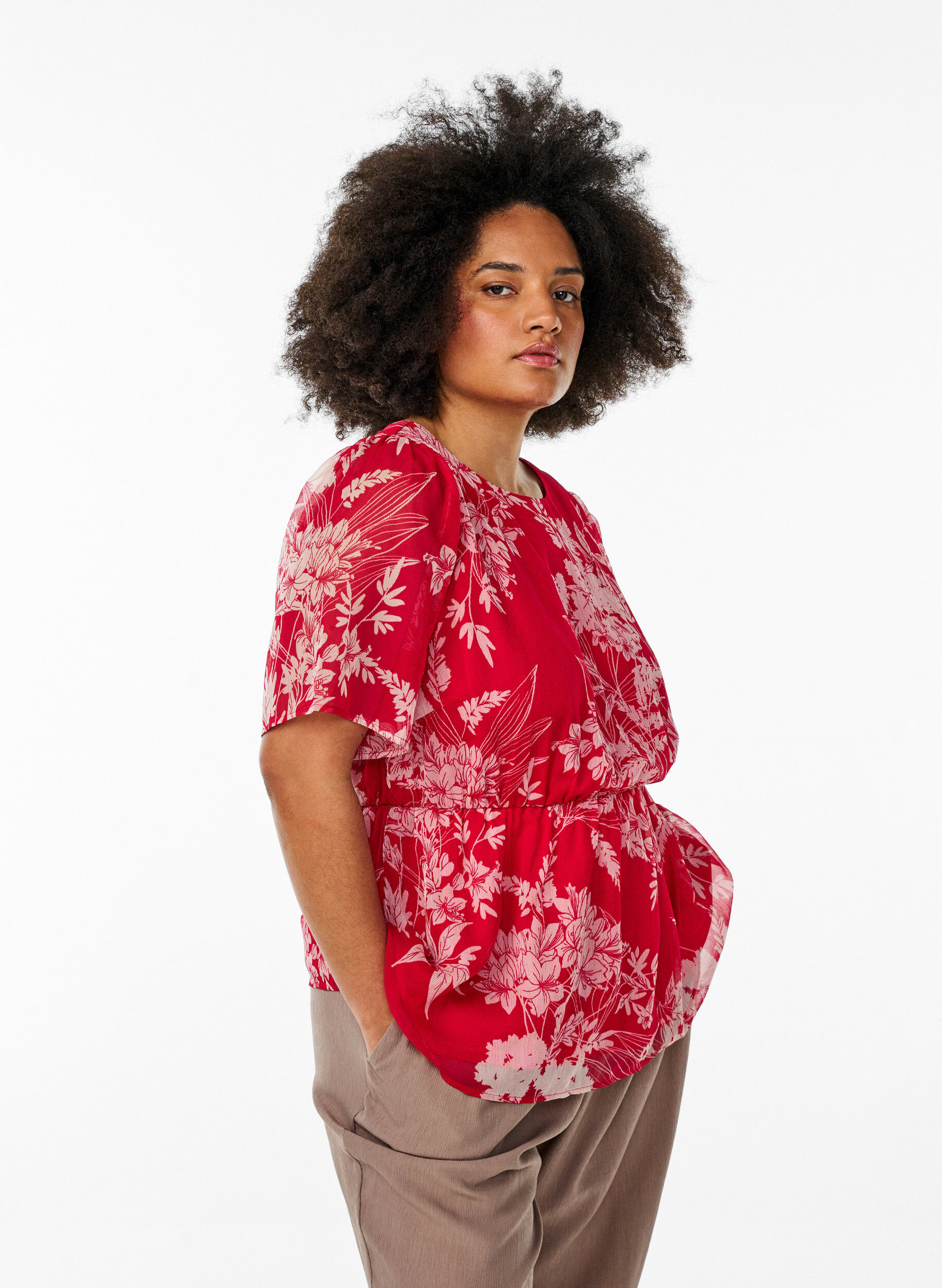 Chiffonbluse mit Blumenmuster und elastischer Taille, Rot, Model