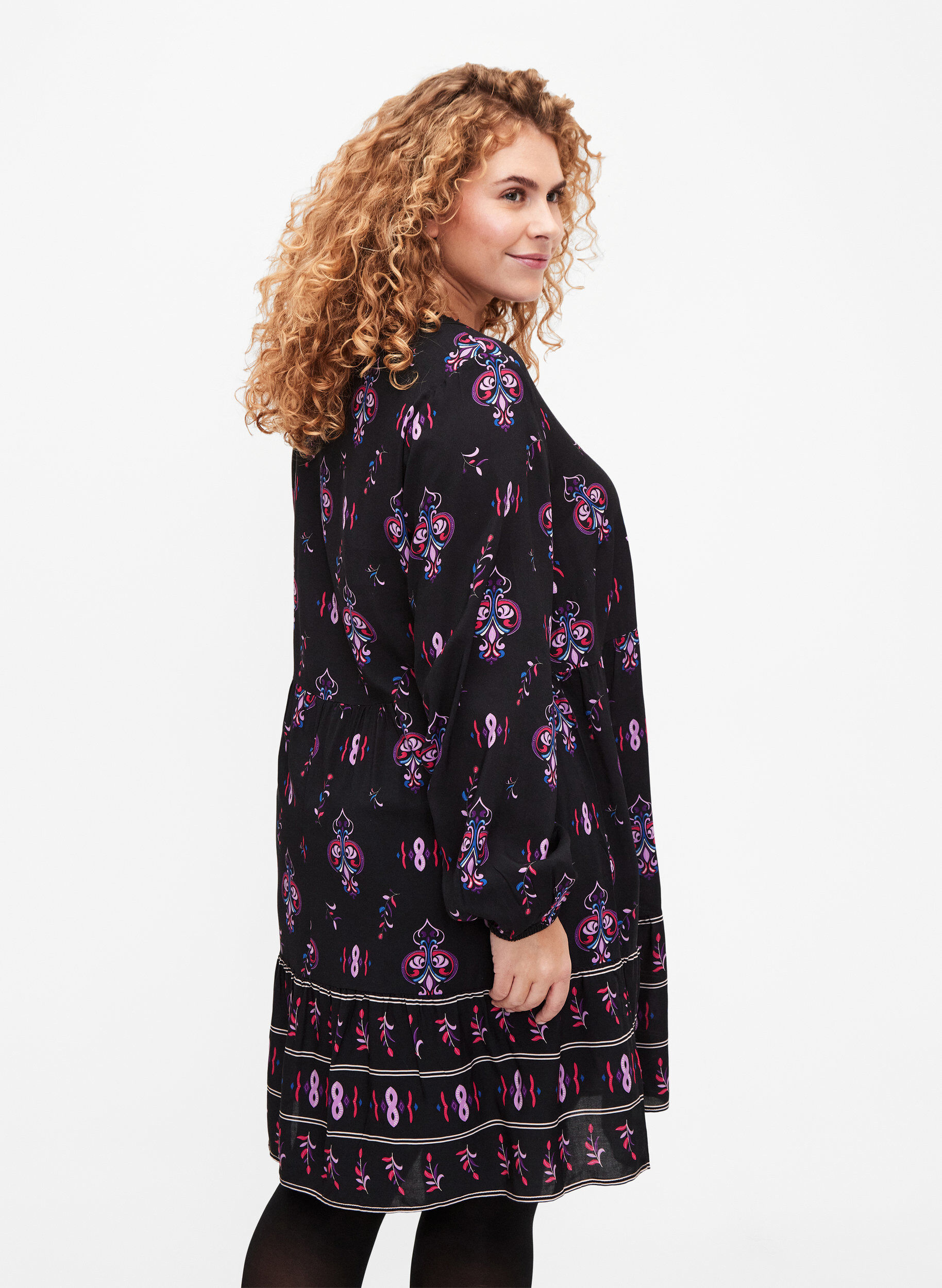 Zizzi Robe &agrave; manches longues en viscose avec imprim&eacute;, Black Pink AOP, Model image number 1