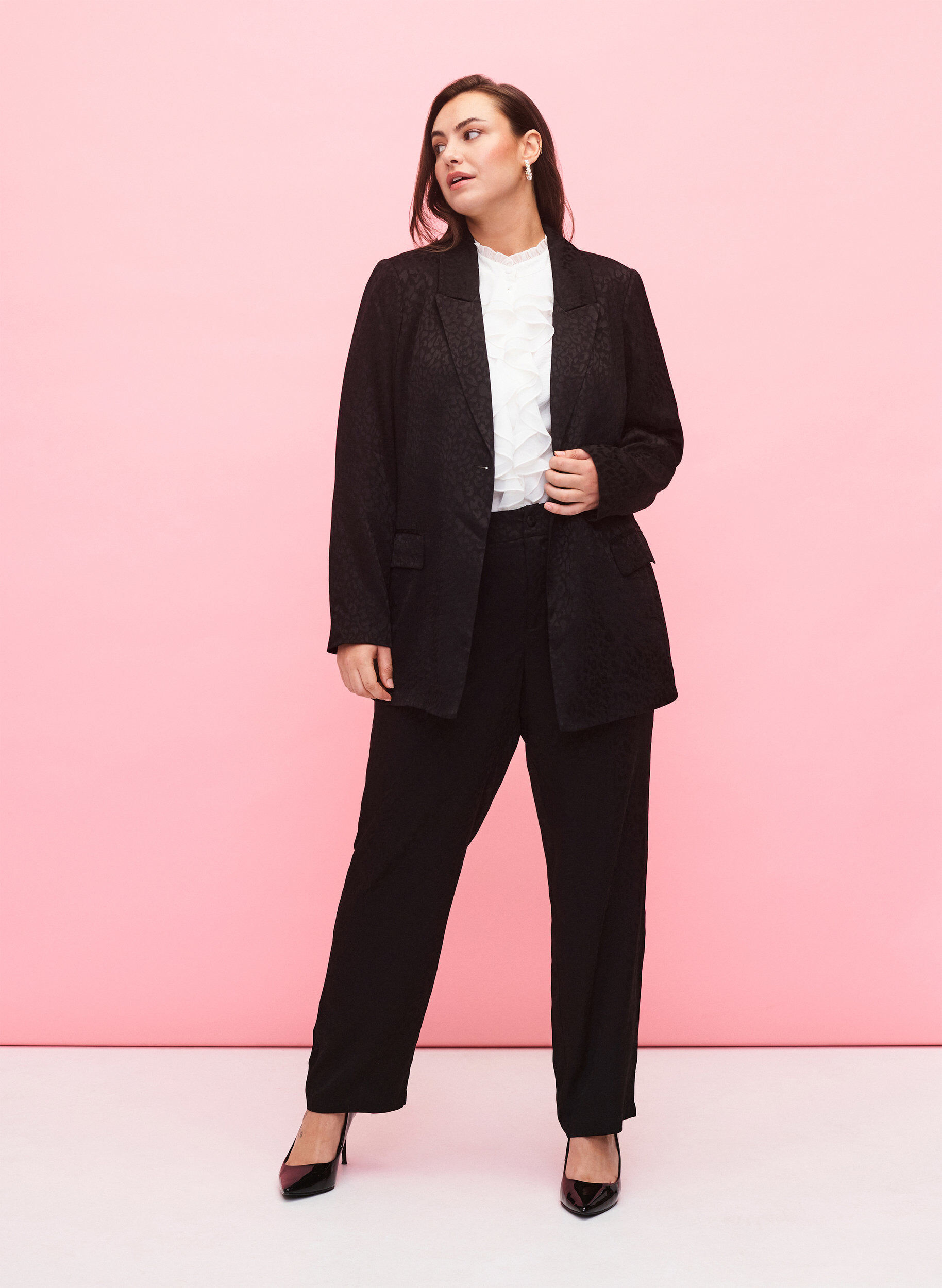 Zizzi Ton-in-Ton-Jacquard-Blazer aus Viskose, Black, Model image number 2
