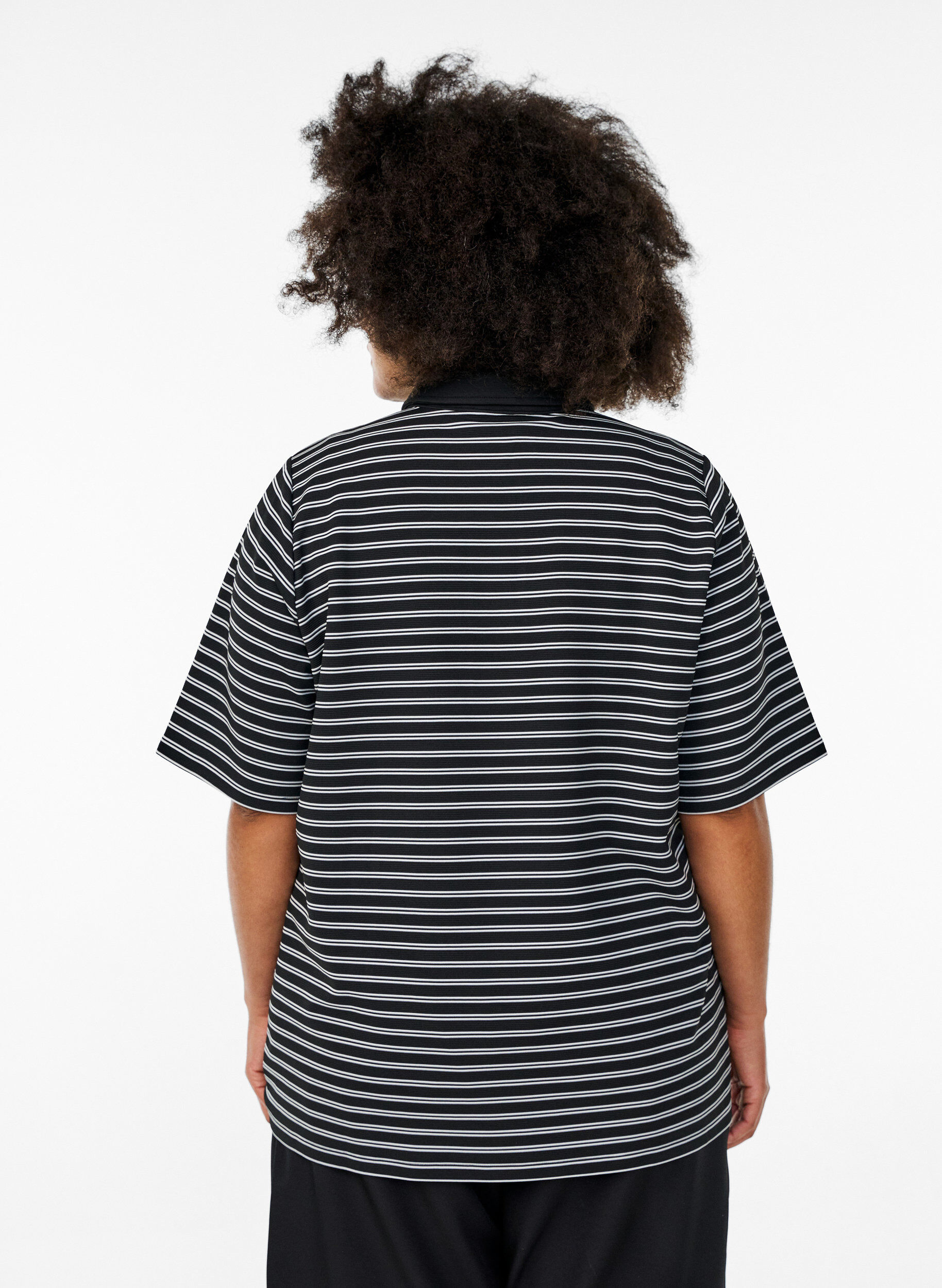 Zizzi Kurz&auml;rmliges Poloshirt mit Streifen und Rei&szlig;verschluss, Schwarz, Model image number 2