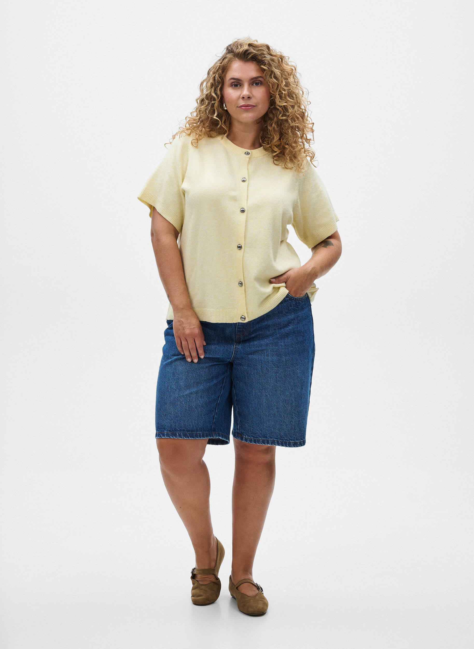 Zizzi Strickjacke mit kurzen &Auml;rmeln, Gelb, Model image number 1