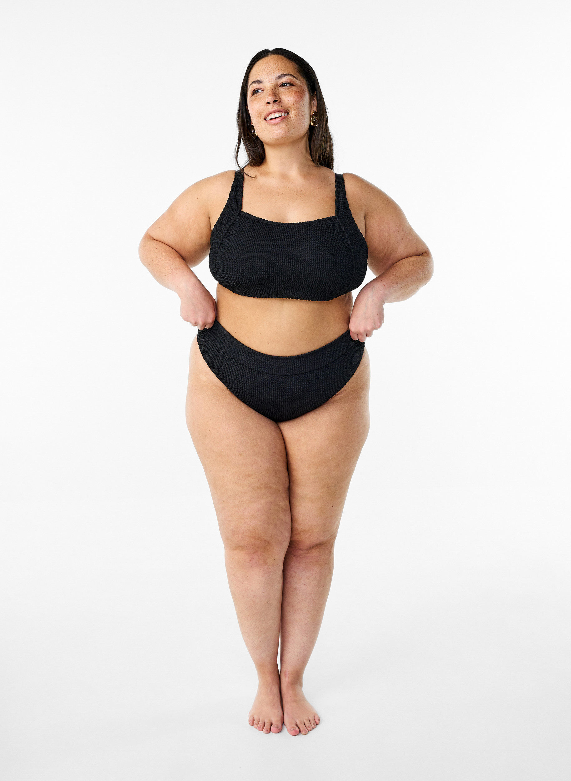 Zizzi Bas de bikini br&eacute;silien en cr&ecirc;pe, Noir, Model image number 1