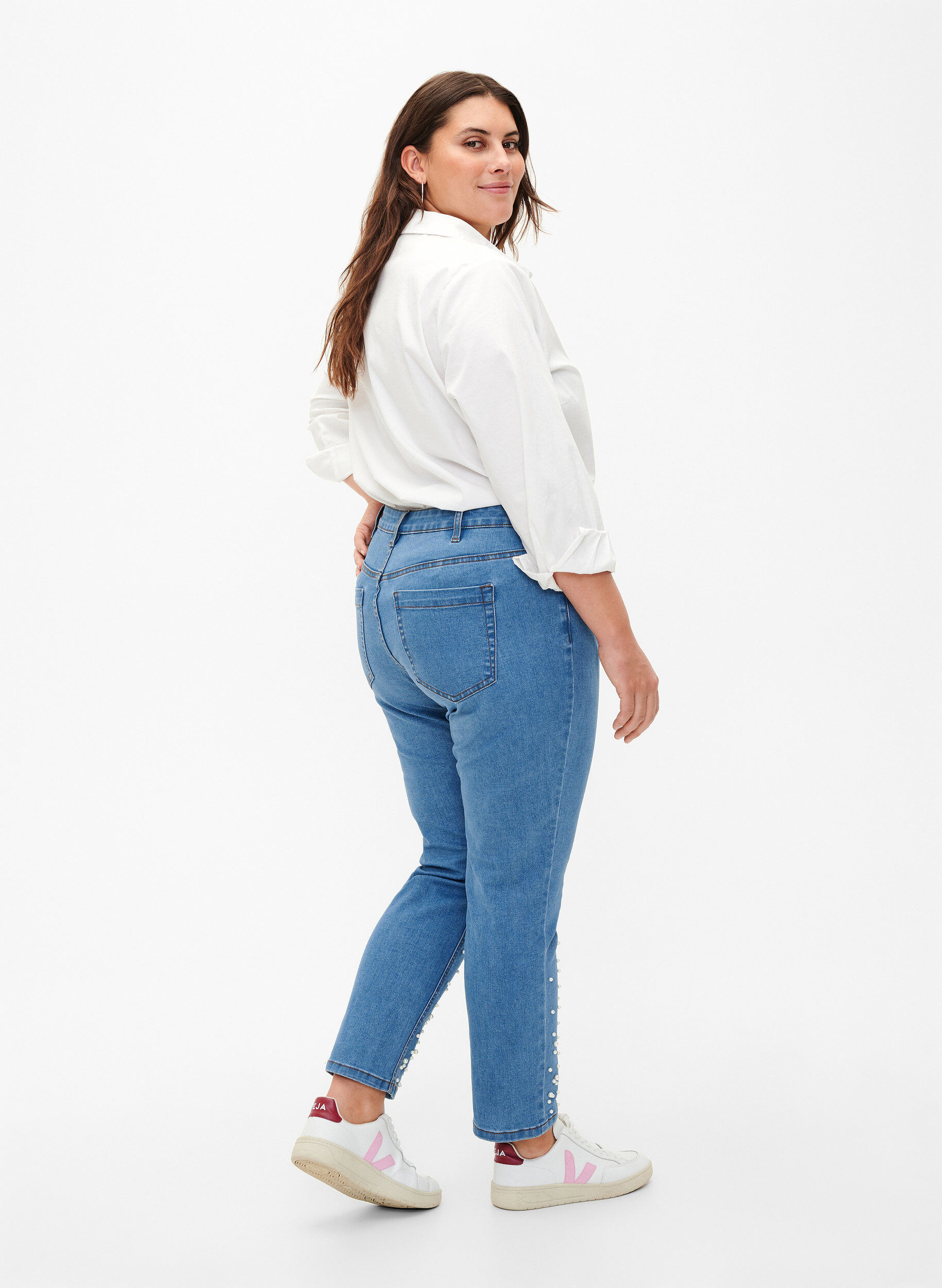 Zizzi Schmal geschnittene Emily Jeans mit Perlen, Light Blue, Model image number 1