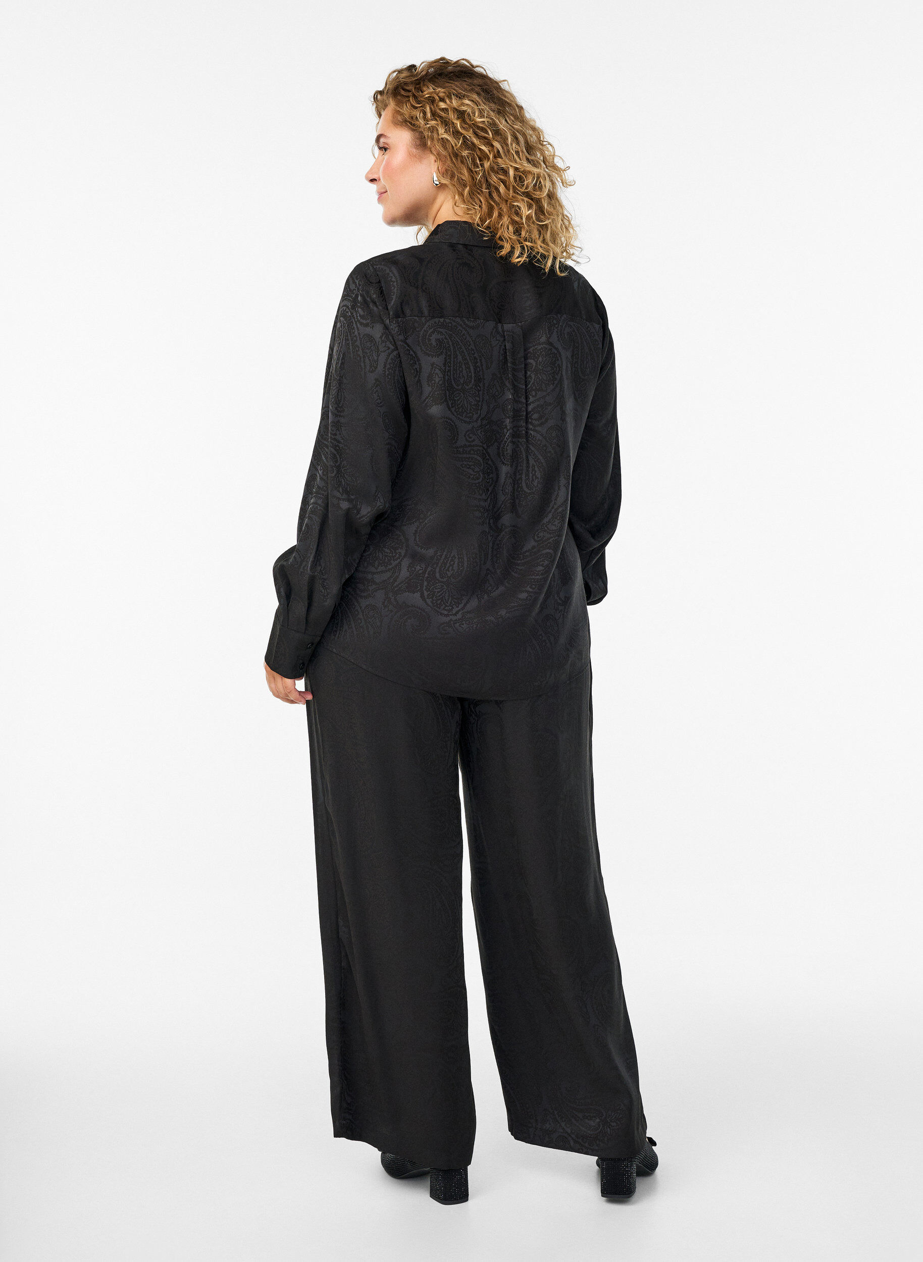 Zizzi Pantalon ample &agrave; motif cachemire et taille haute, Noir, Model image number 1