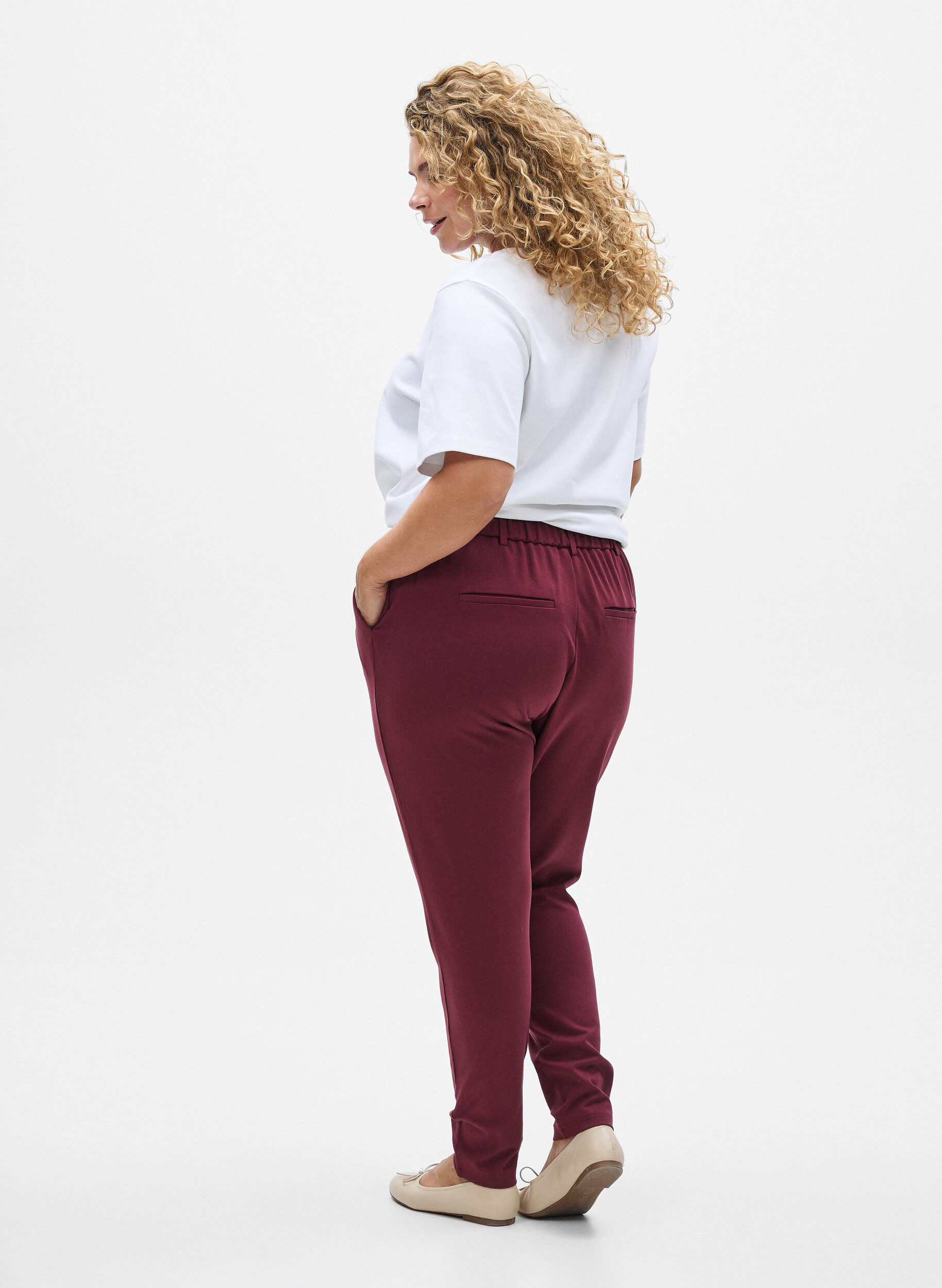 Zizzi Gek&uuml;rzte Maddison Hose, Dunkles Bordeaux, Model image number 2