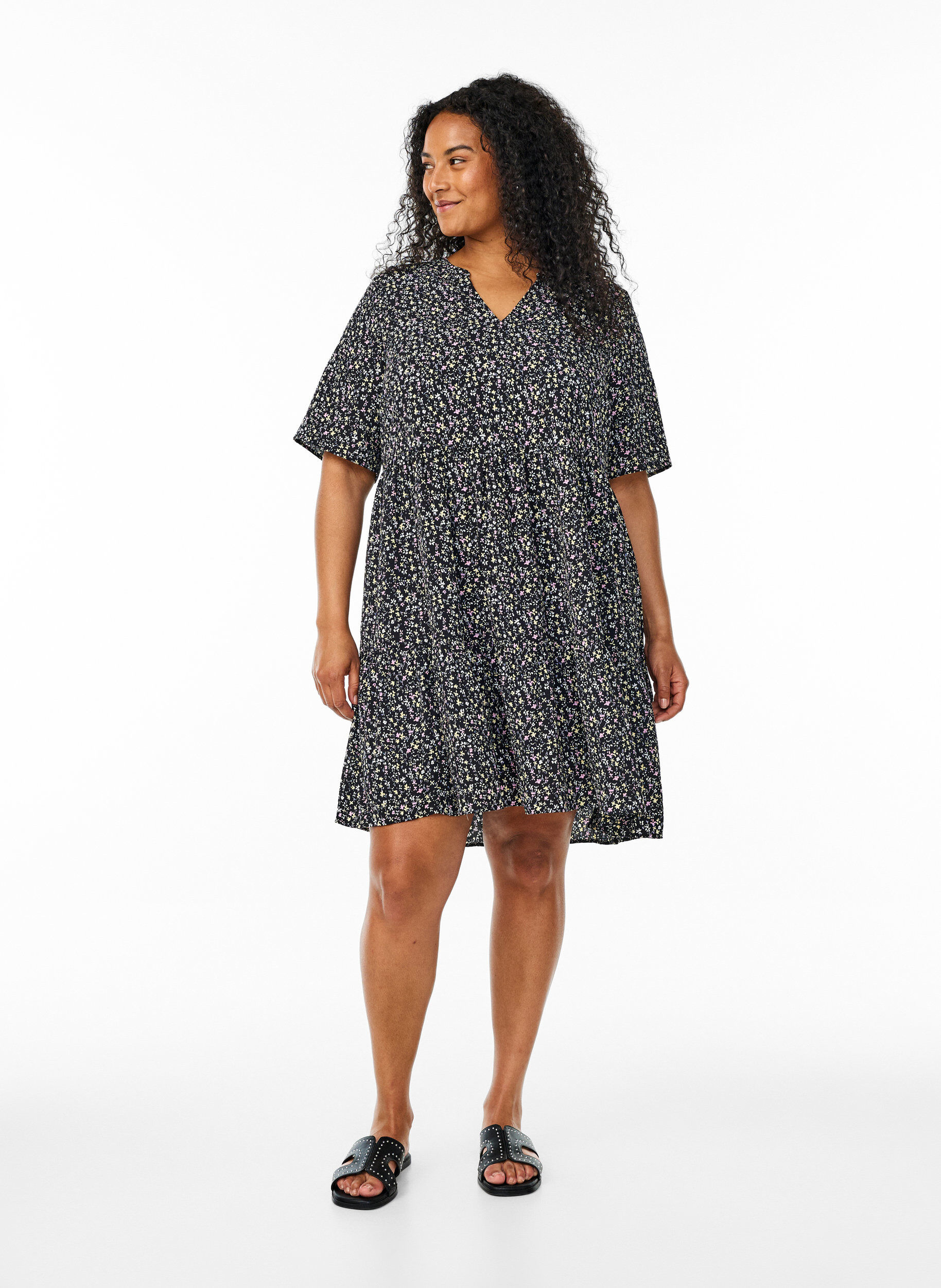 Zizzi Robe &agrave; manches courtes coupe trap&egrave;ze avec d&eacute;coupes, Noir, Model image number 1