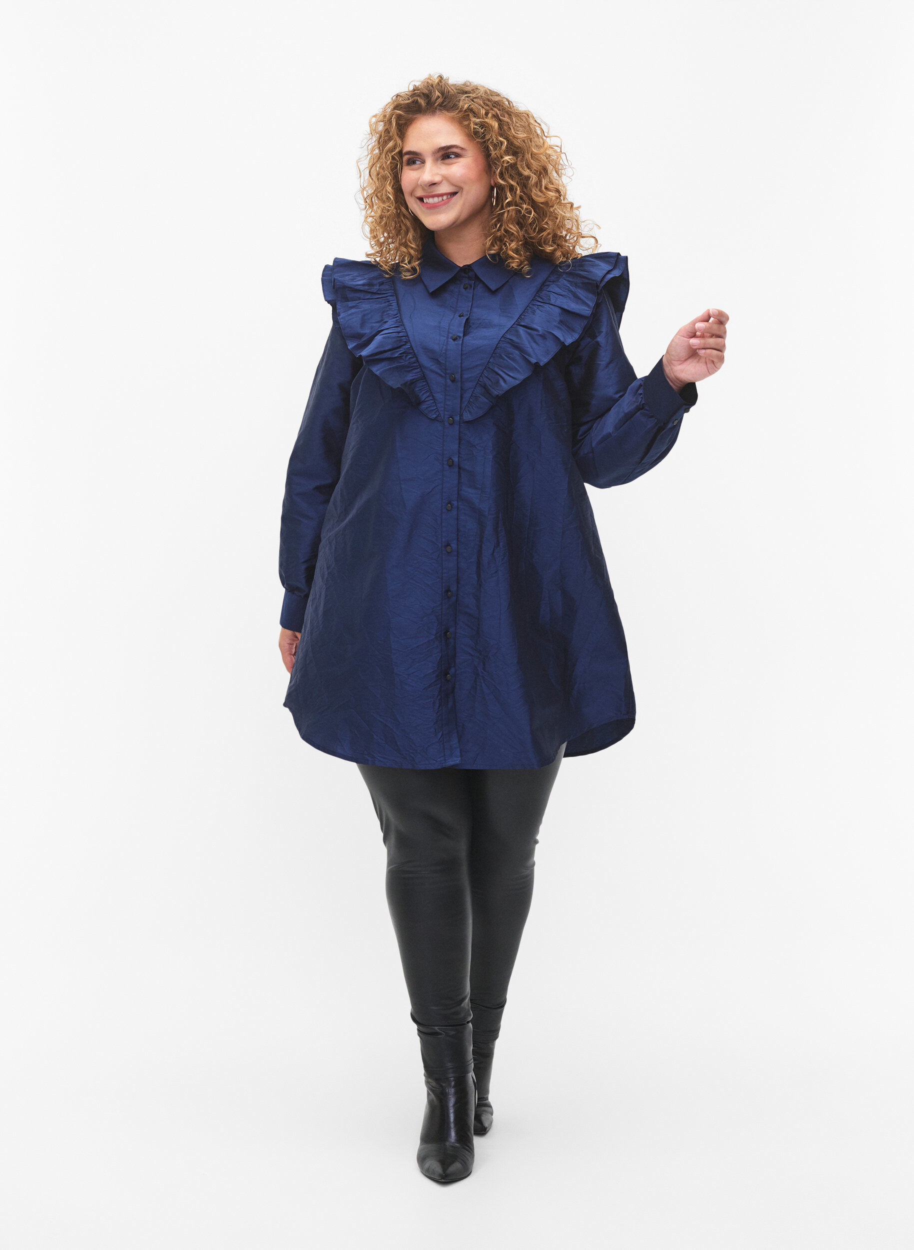 Zizzi Einfarbiges Hemd mit R&uuml;schendetail, Titan, Model image number 2