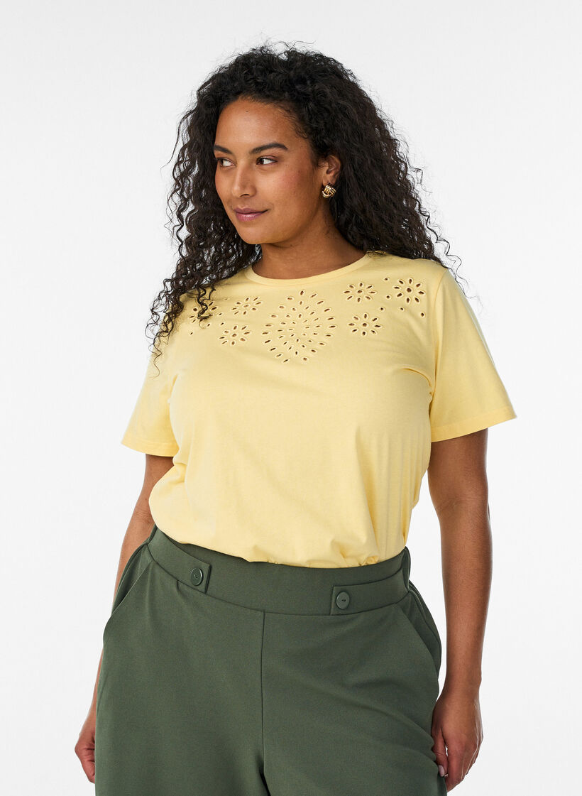 T-Shirt aus Bio-Baumwolle mit Lochstickerei, Gelb, Model image number 0