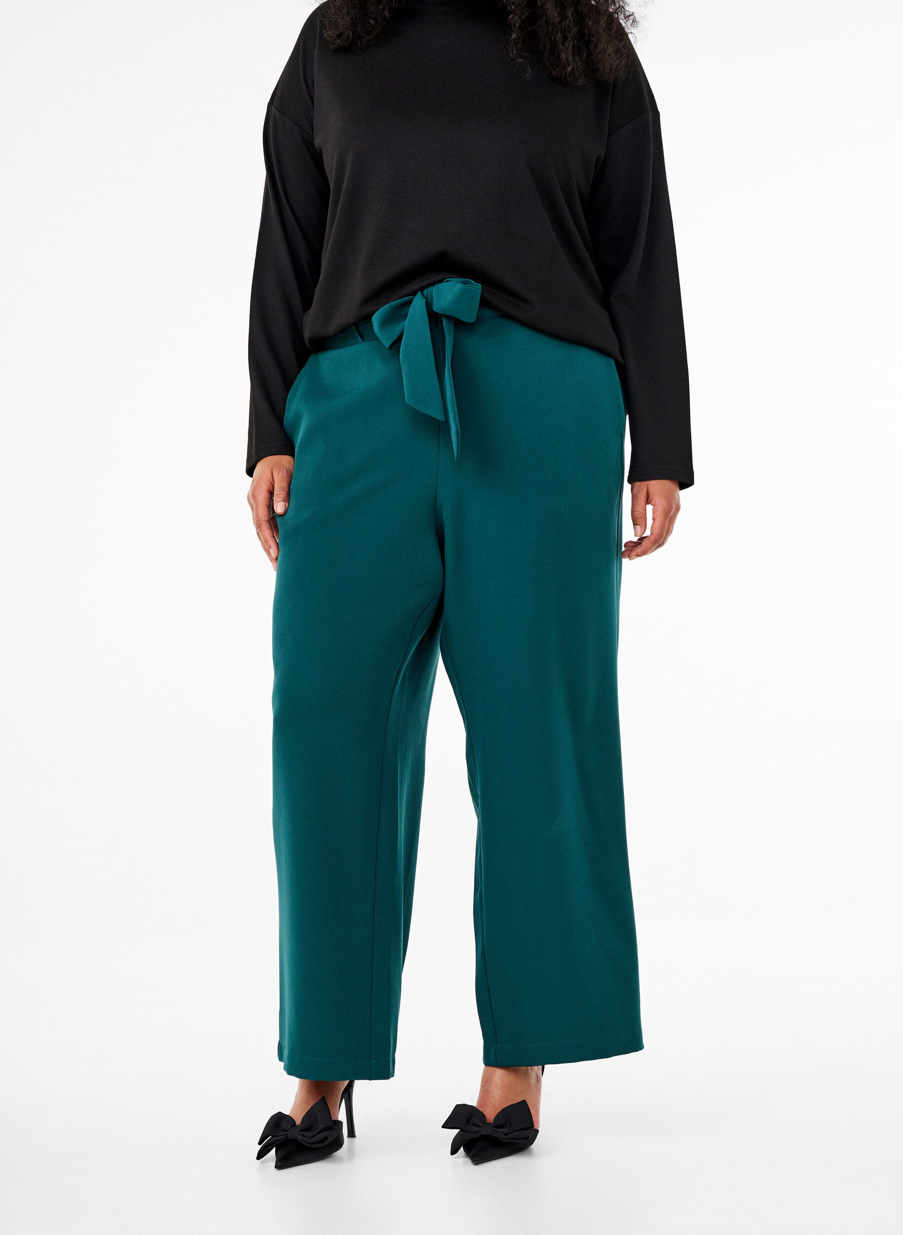 Zizzi Pantalons larges &agrave; taille haute et ceinture &agrave; nouer, Vert fonc&eacute;, Model image number 2