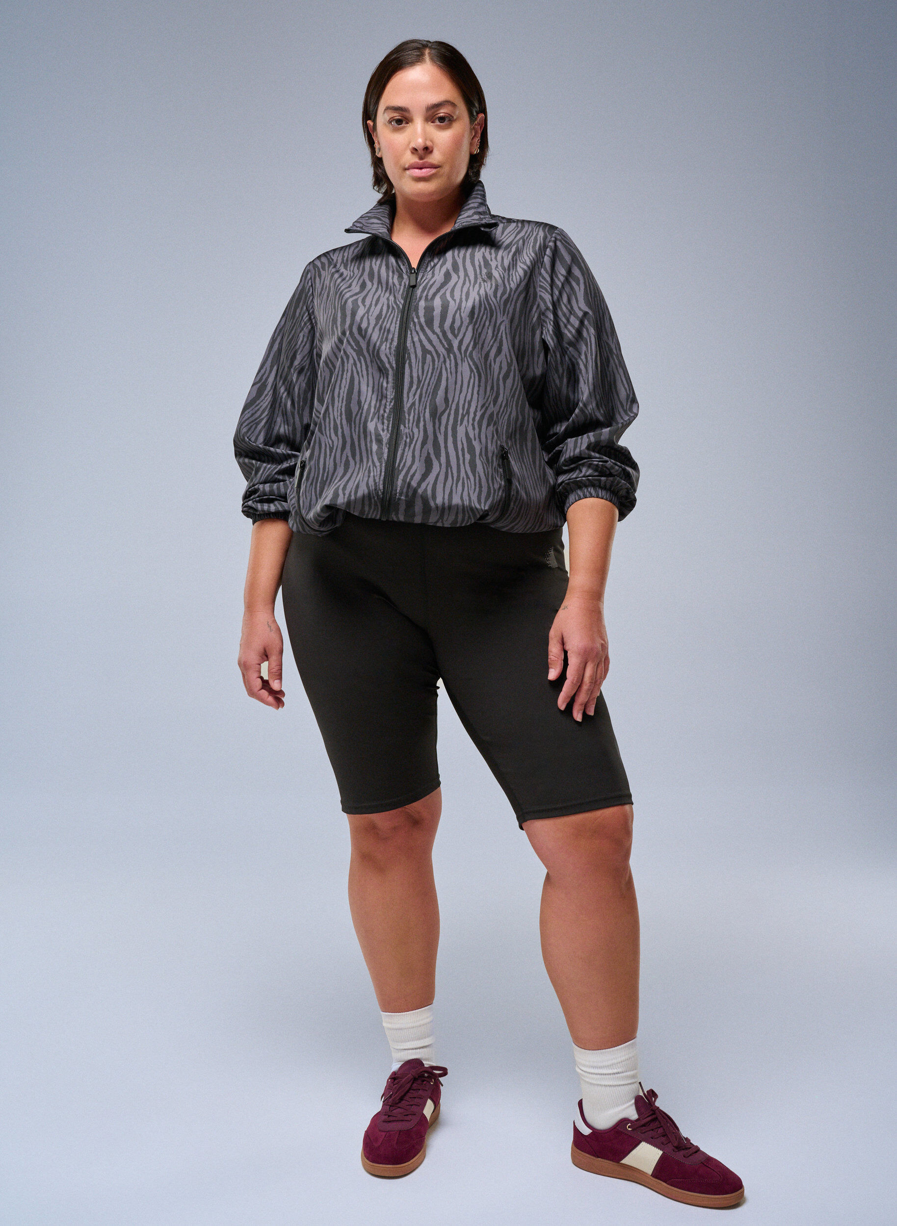 Zizzi Lange eng anliegende Trainingsshorts, Schwarz, Image image number 0