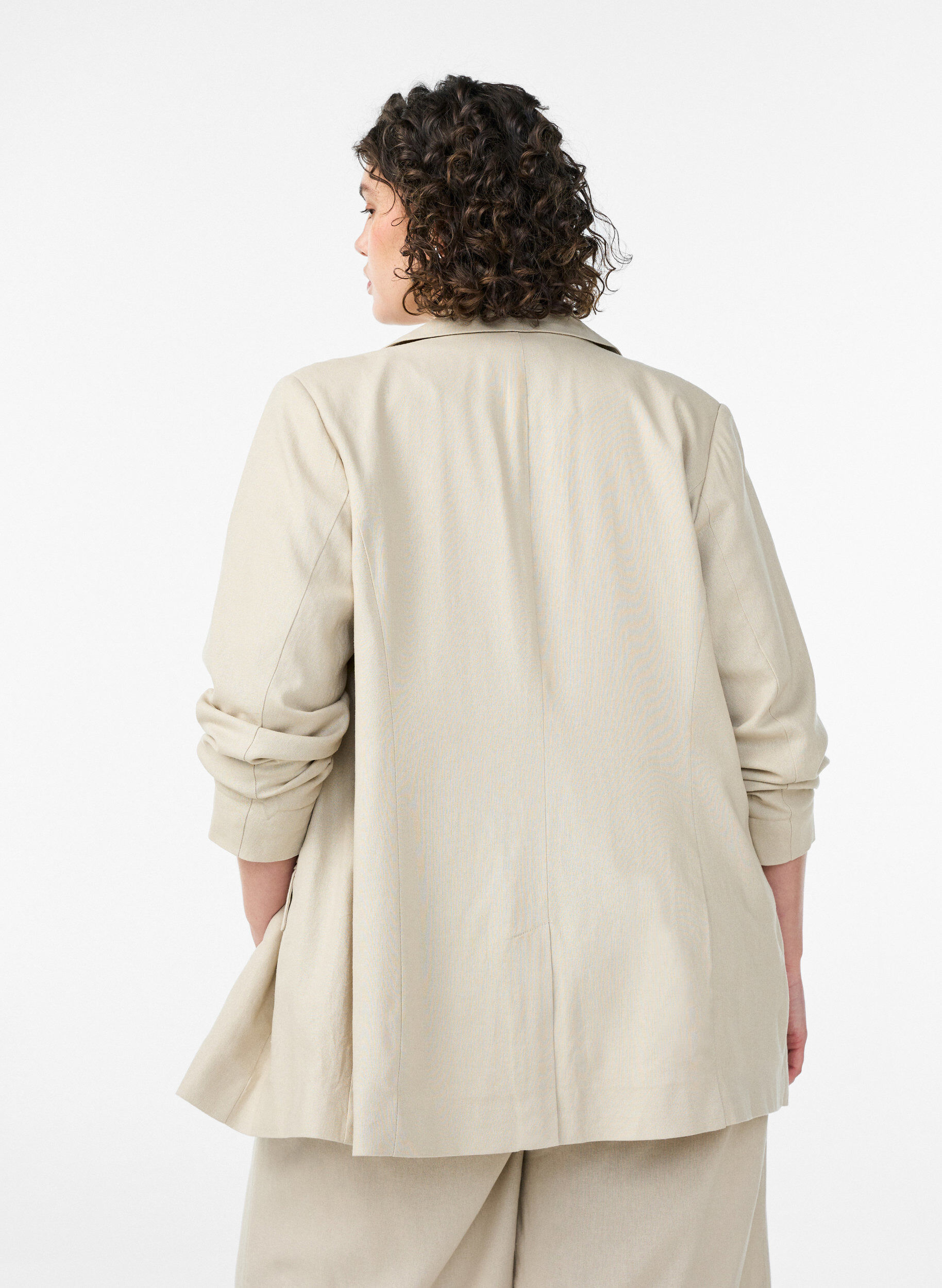 Zizzi Blazer en lin et viscose avec revers et poches, Beige, Model image number 2