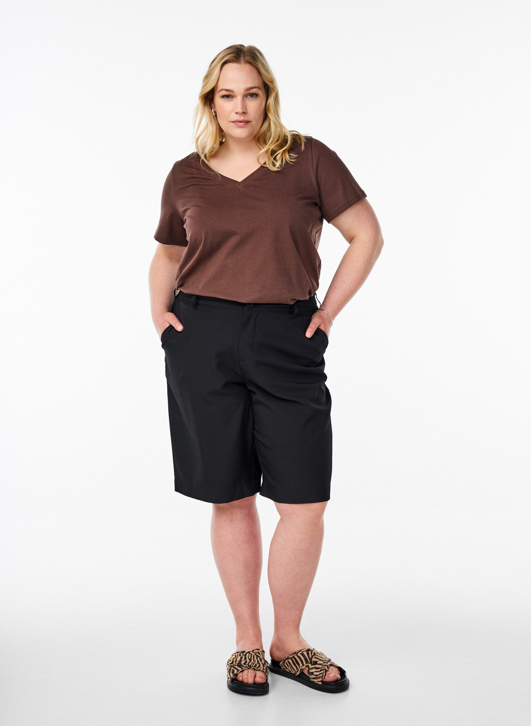 Zizzi T-shirt en coton simple avec encolure en V, Marron, Model image number 1