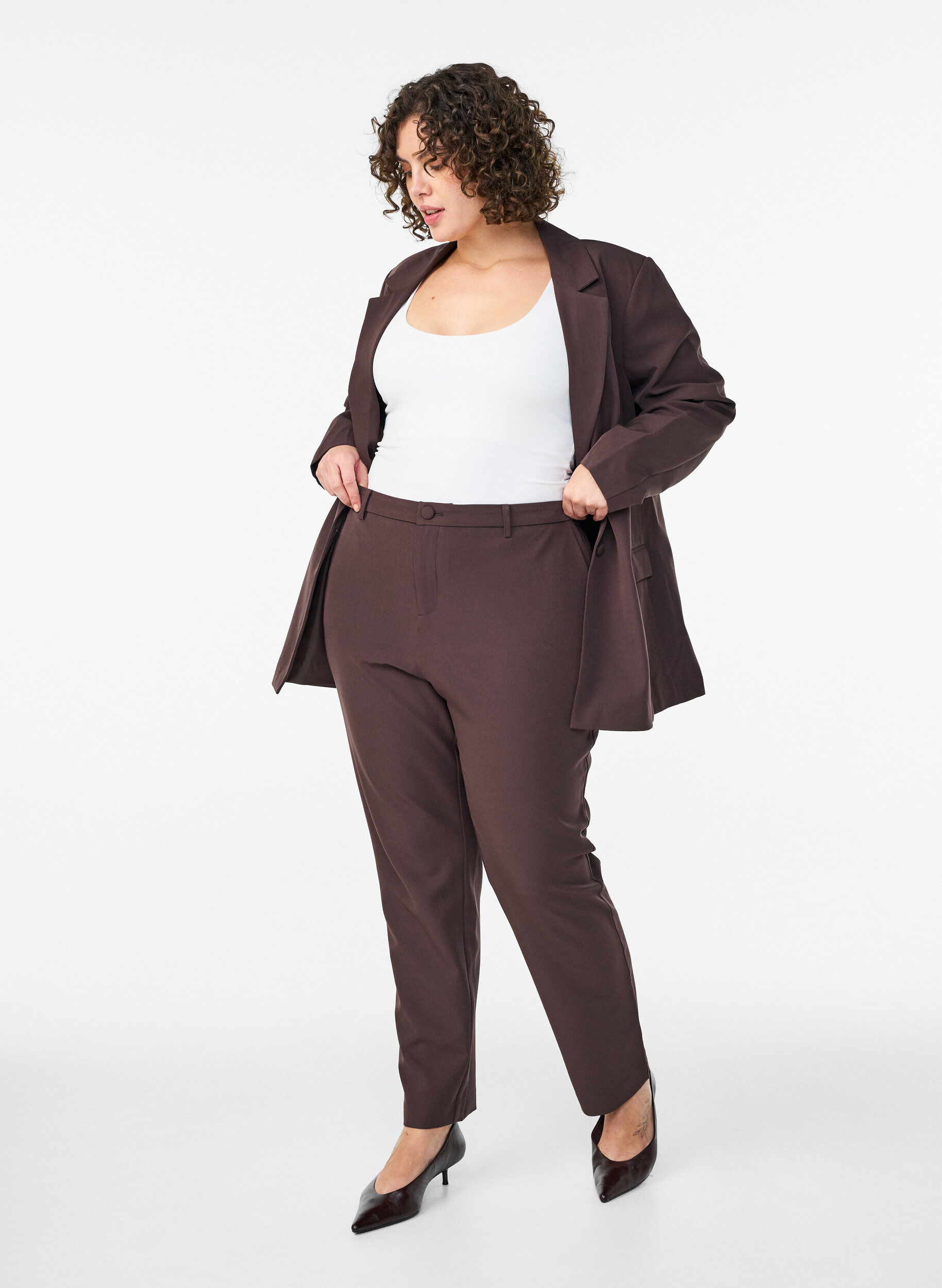 Zizzi Pantalon avec poches et jambes droites, Marron, Model image number 0