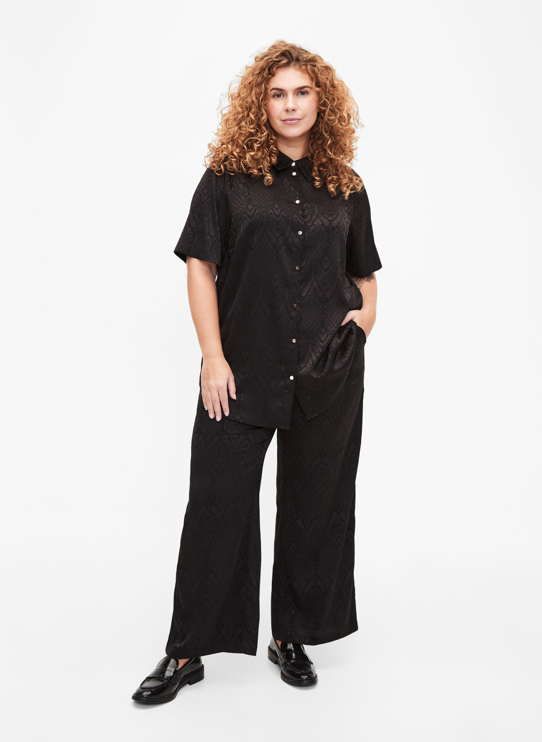 Zizzi Pantalon avec motif textur&eacute;, Black, Model image number 0