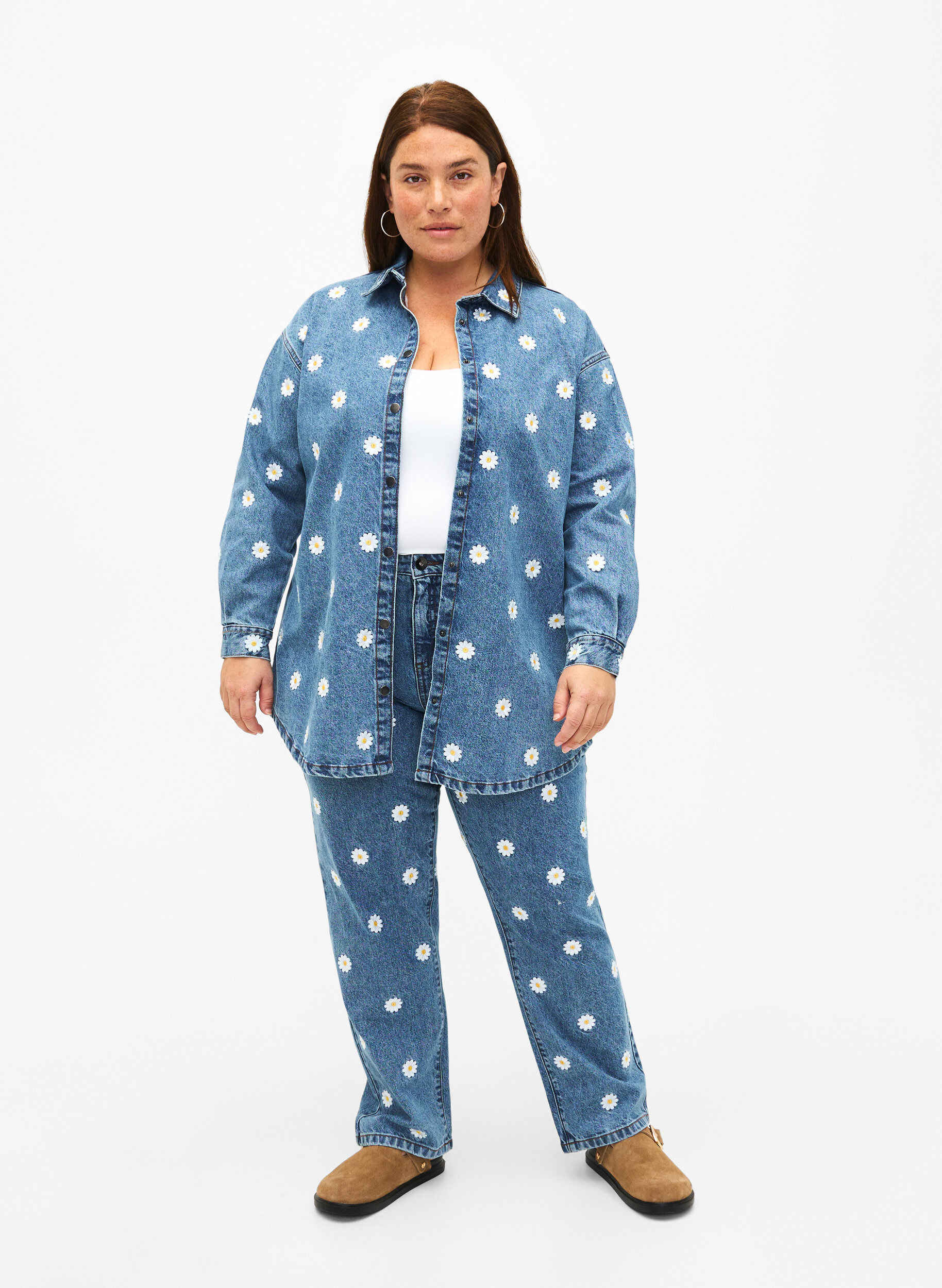Zizzi Chemise en jean ample avec marguerites brod&eacute;es, L.B. Flower, Model image number 2