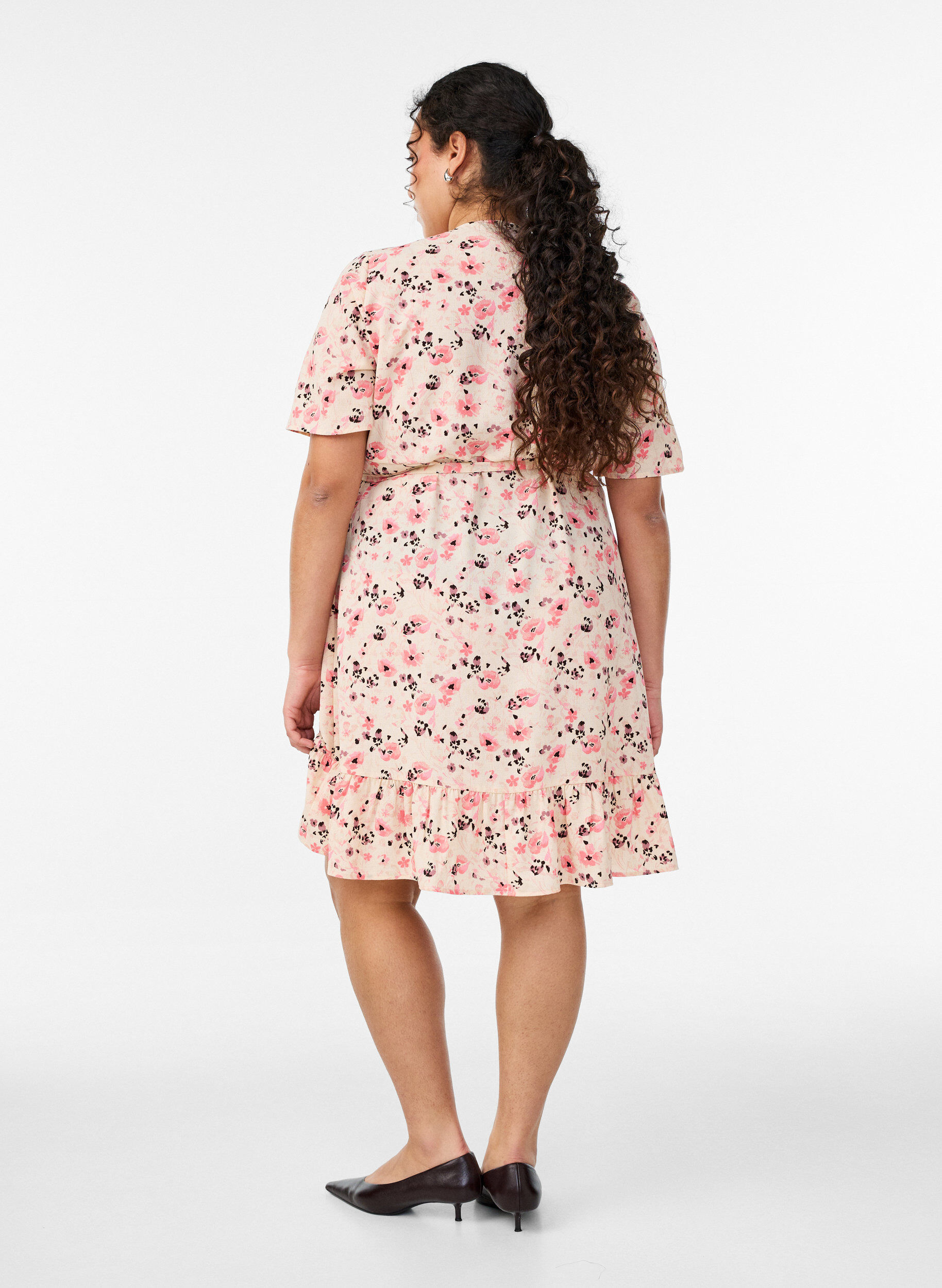 Zizzi Blumiges Wickelkleid mit kurzen &Auml;rmeln, Rot, Model image number 2