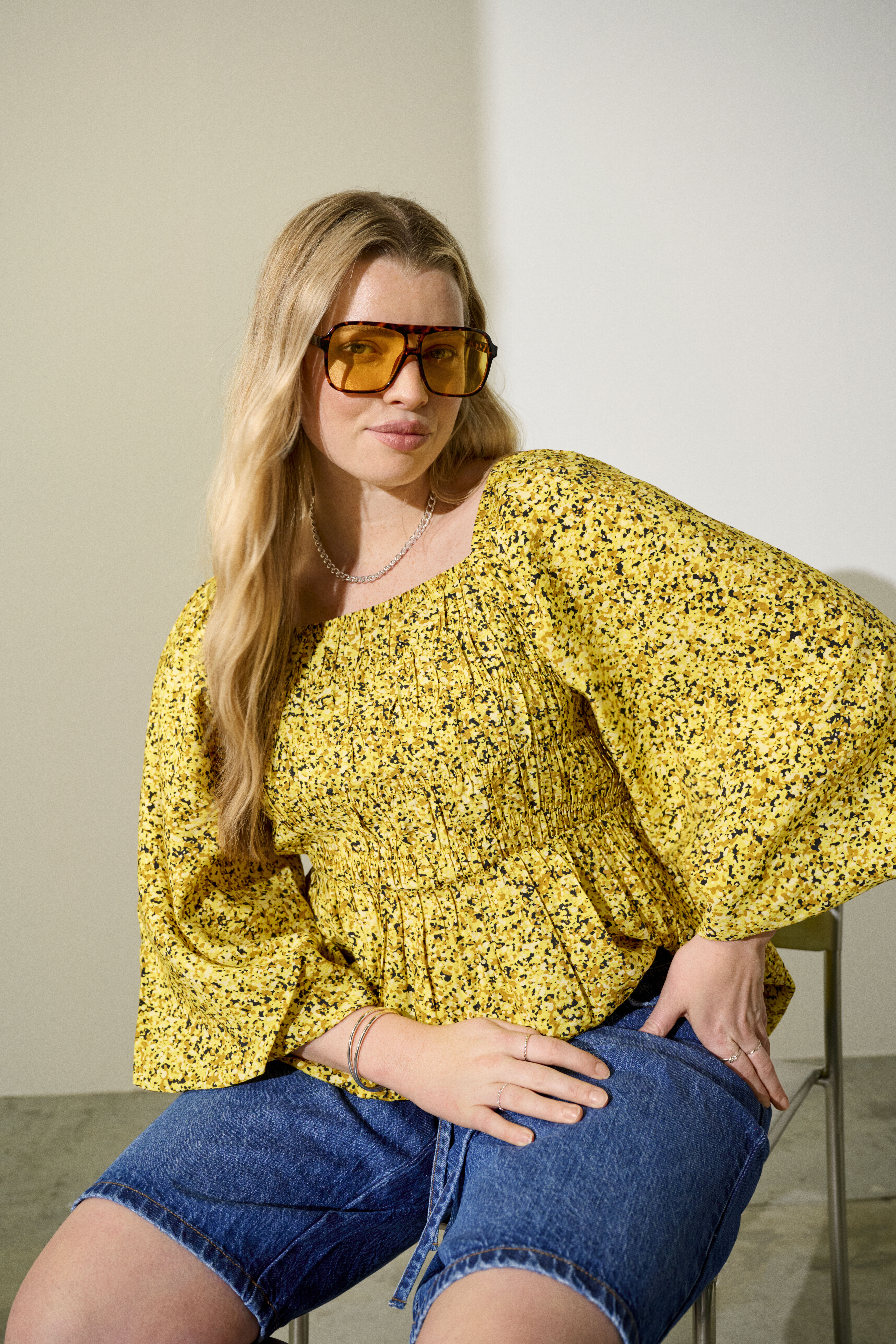 Zizzi Blouse jaune avec d&eacute;tails, , Model