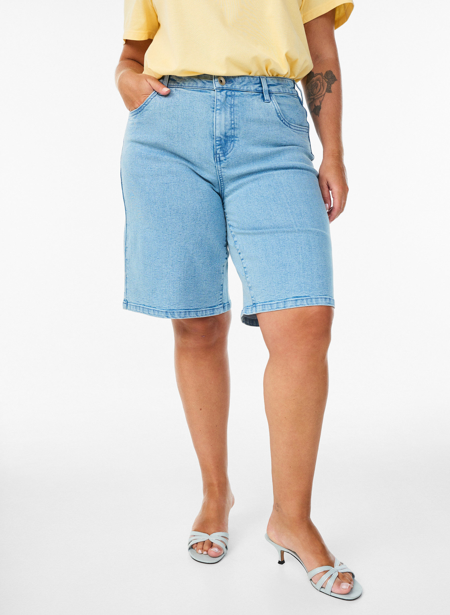 Zizzi Locker sitzende Jeansshorts mit hoher Taille, Blau, Model image number 3