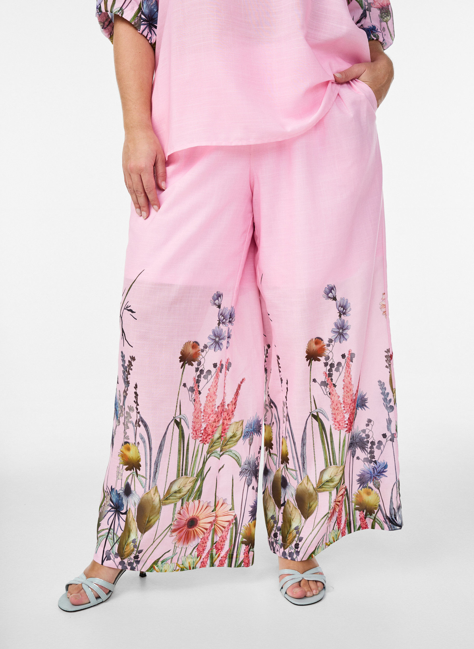 Zizzi Hose mit gebl&uuml;mtem Muster und weiten Beinen, Pink, Model image number 2