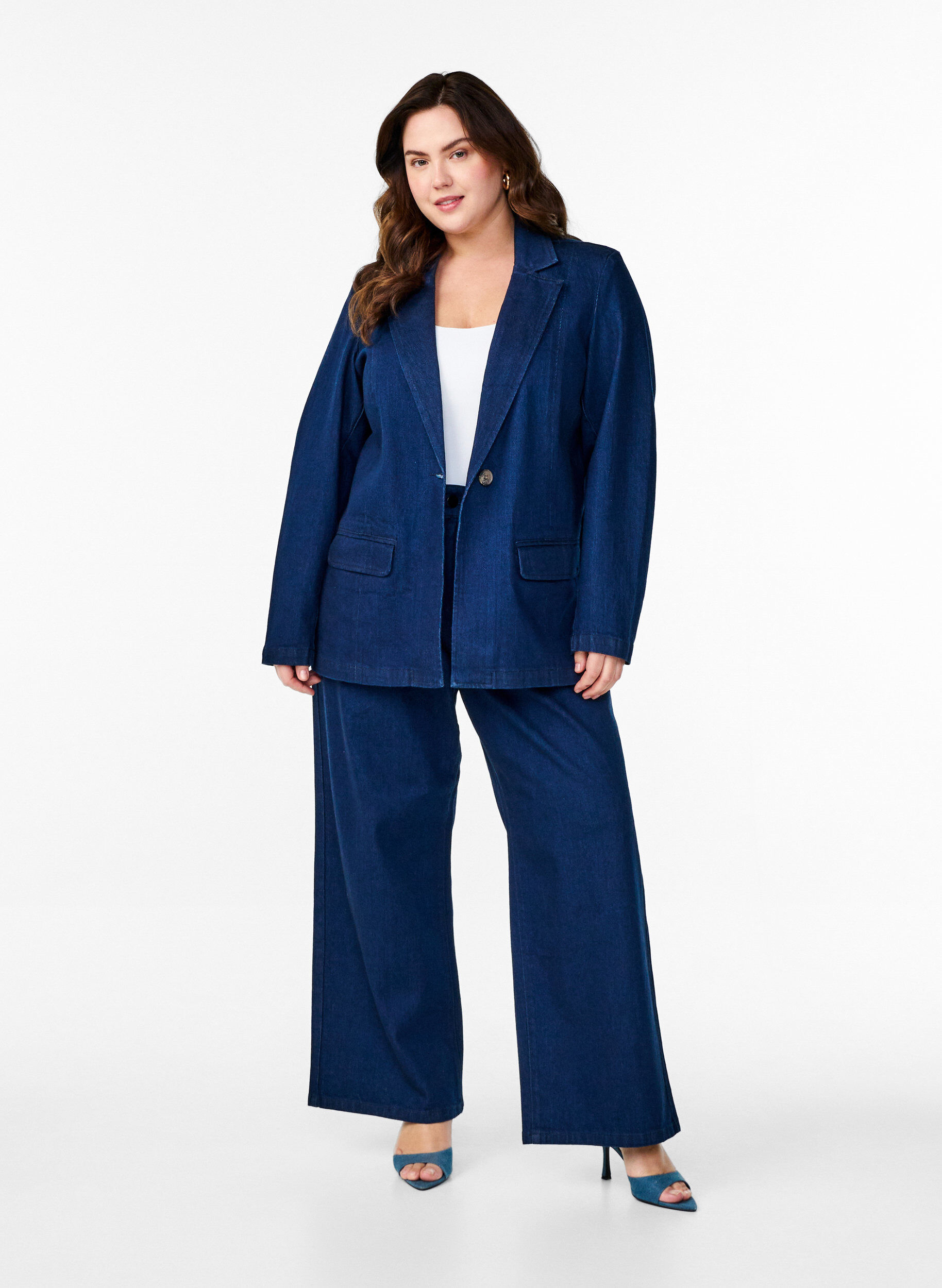 Zizzi Jeans-Blazer mit Taschen, Blau, Model image number 1