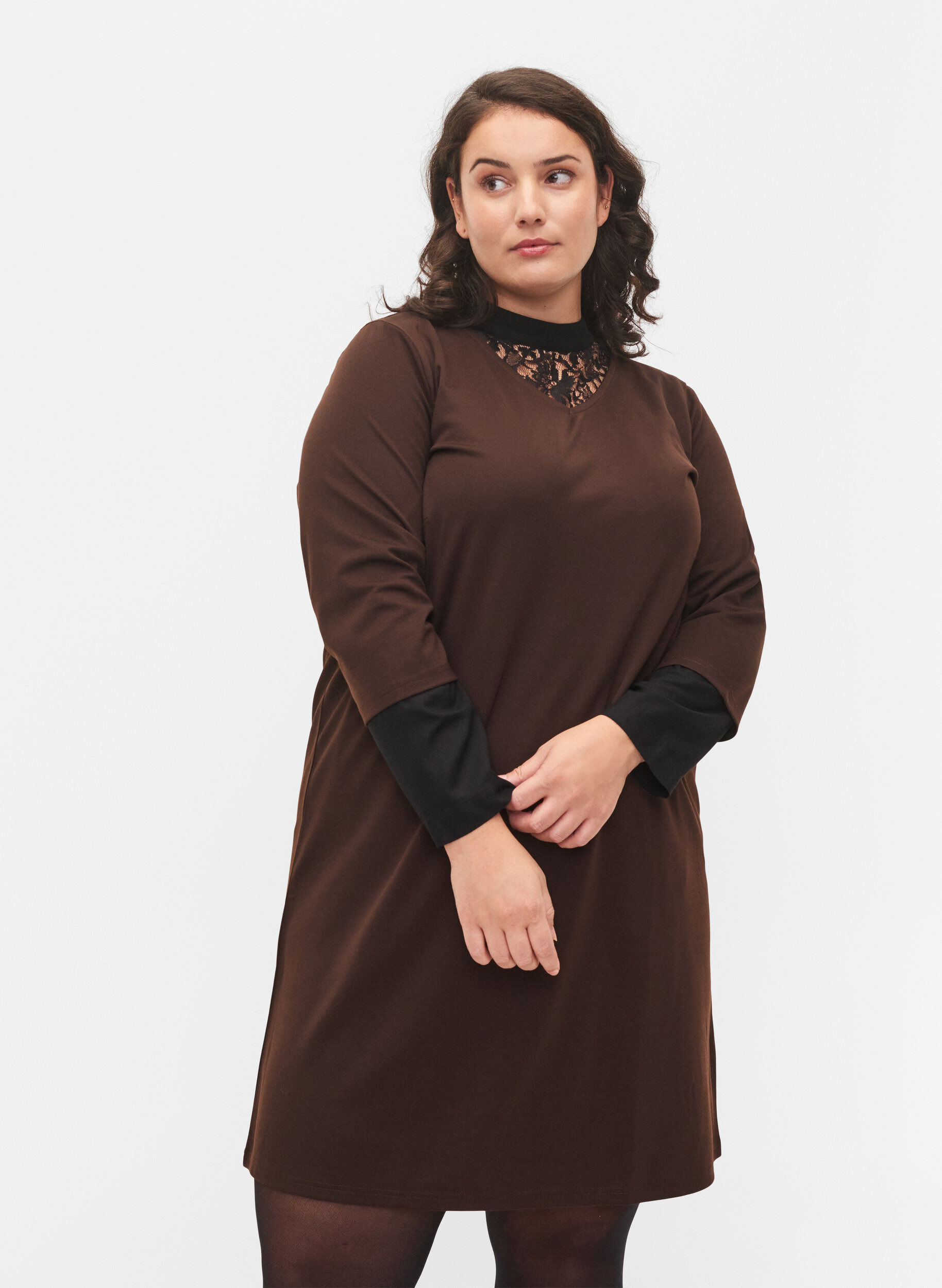 Zizzi Einfarbiges Kleid mit V-Ausschnitt und 3/4 &Auml;rmeln, Coffee Bean, Model image number 0