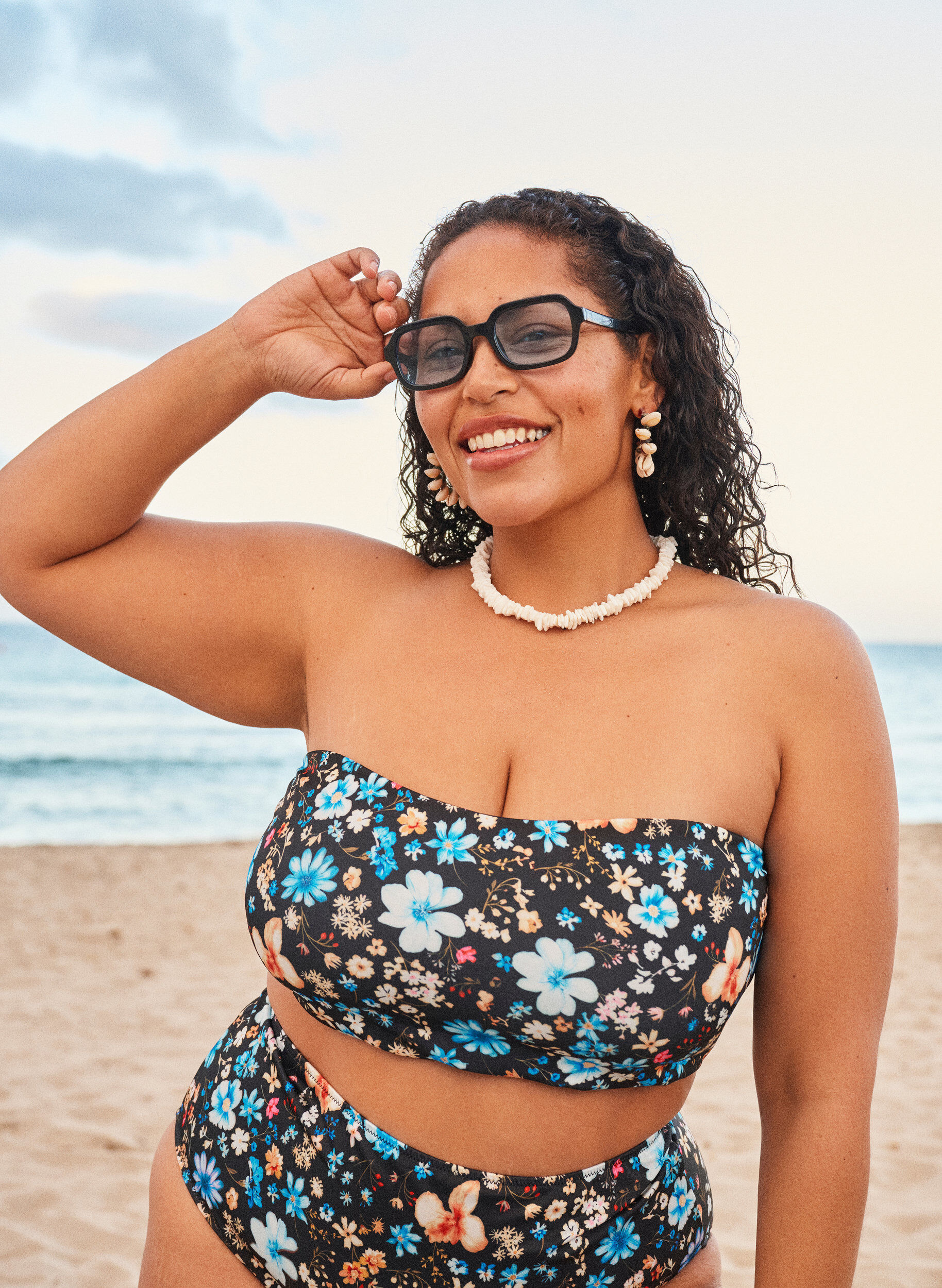 Zizzi Haut de bikini bandeau &agrave; imprim&eacute; floral, Bleu, Image image number 0