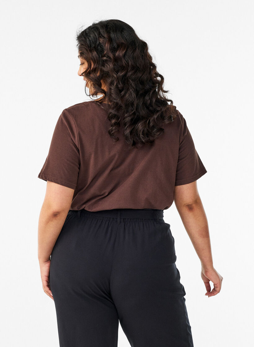 T-Shirt mit V-Ausschnitt, Braun, Model image number 2